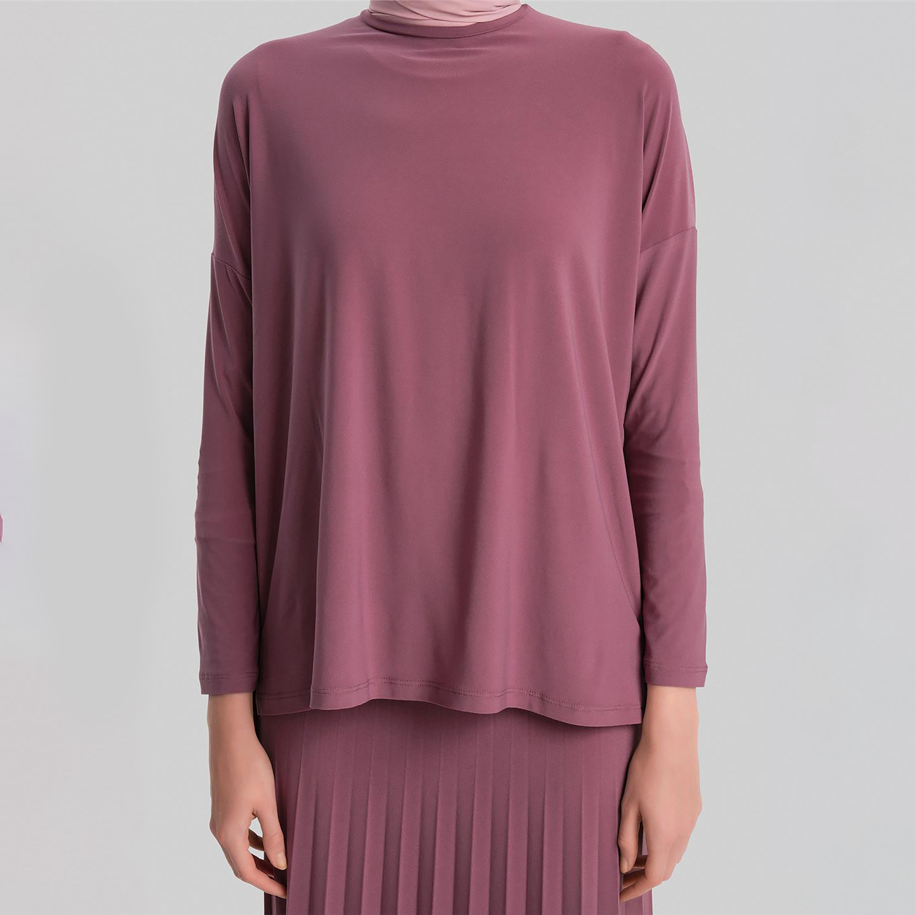 مجموعة من قطعتين من بلوزة Armine النسائية ذات الرقبة الدائرية ذات الطيات وتنورة طويلة-women-clothing-coordsets-image-19