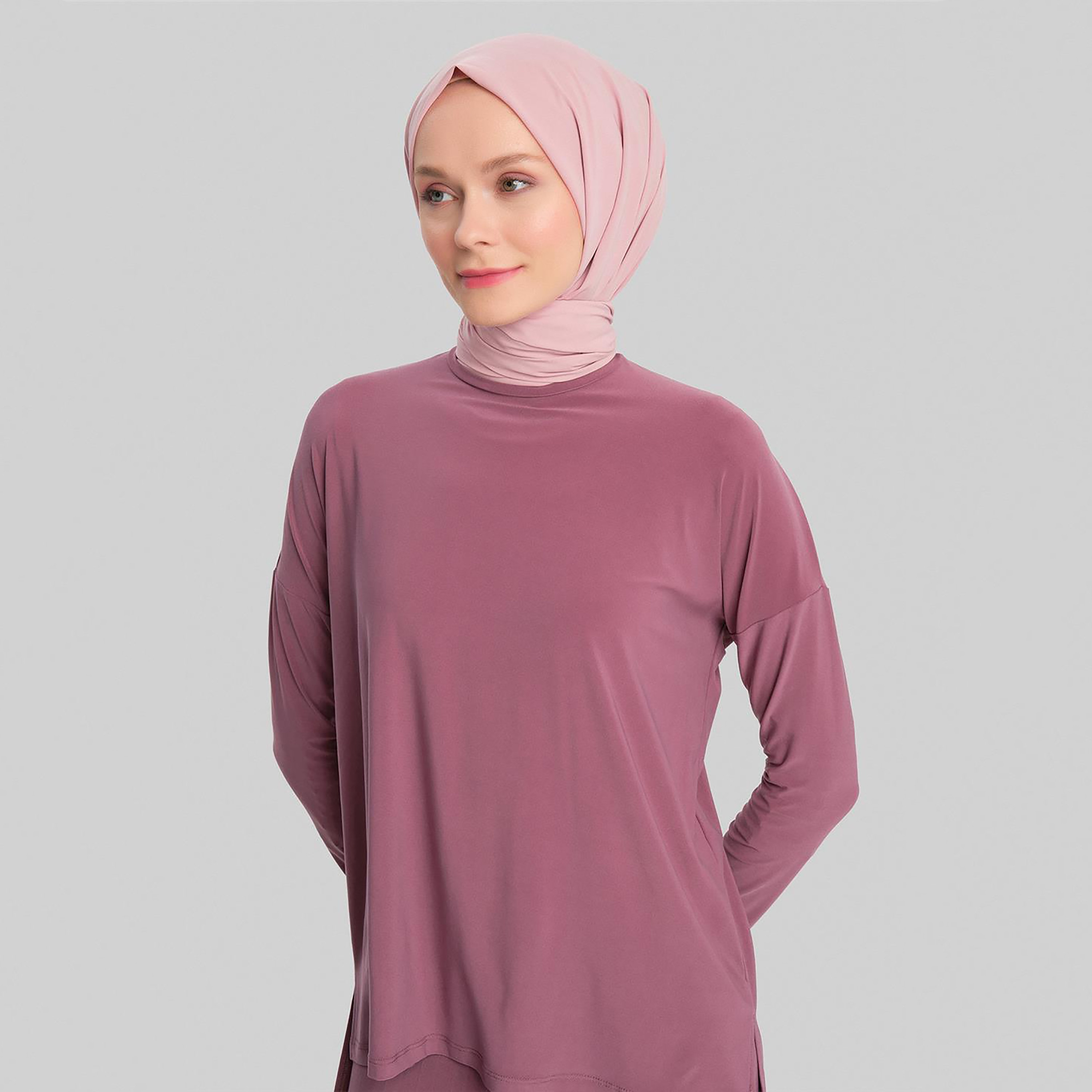 مجموعة من قطعتين من بلوزة Armine النسائية ذات الرقبة الدائرية ذات الطيات وتنورة طويلة-women-clothing-coordsets-image-20