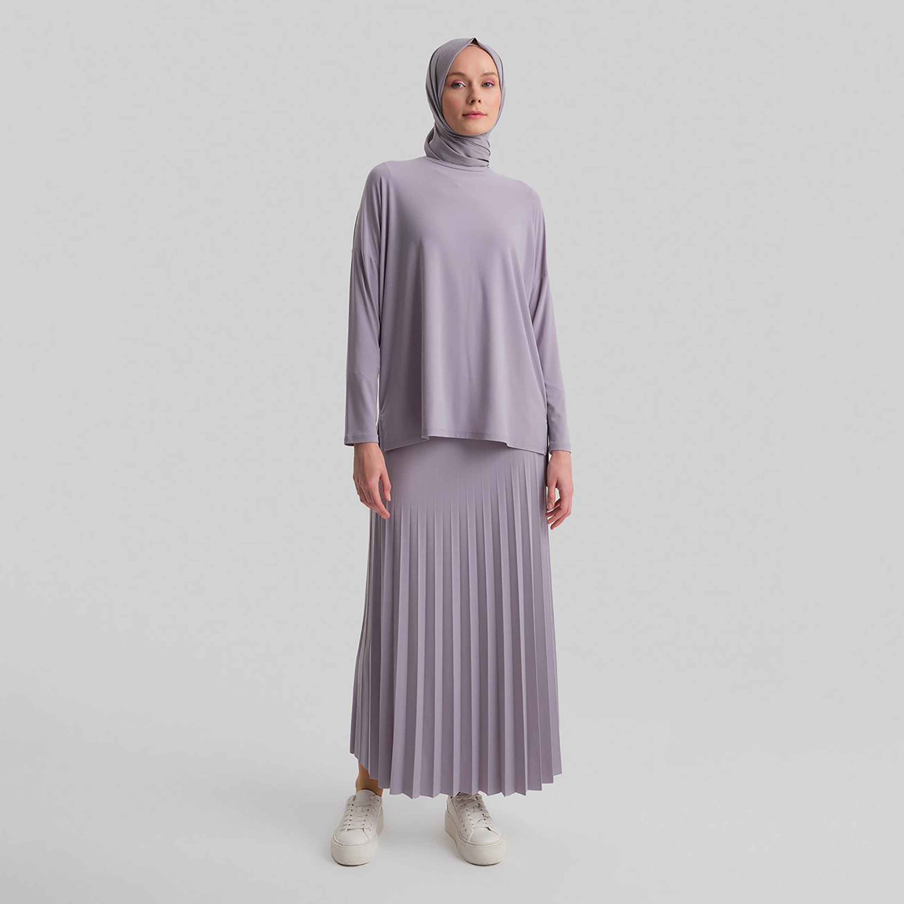 مجموعة من قطعتين من بلوزة Armine النسائية ذات الرقبة الدائرية ذات الطيات وتنورة طويلة-women-clothing-coordsets-image-13