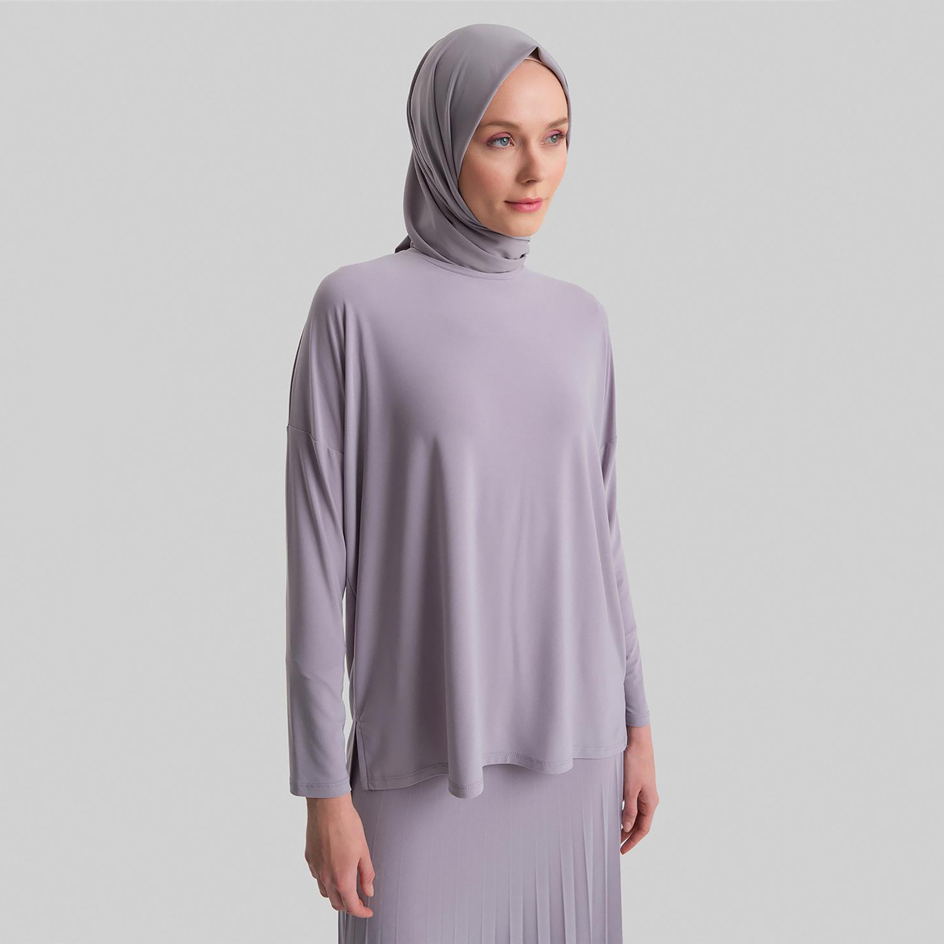 مجموعة من قطعتين من بلوزة Armine النسائية ذات الرقبة الدائرية ذات الطيات وتنورة طويلة-women-clothing-coordsets-image-14