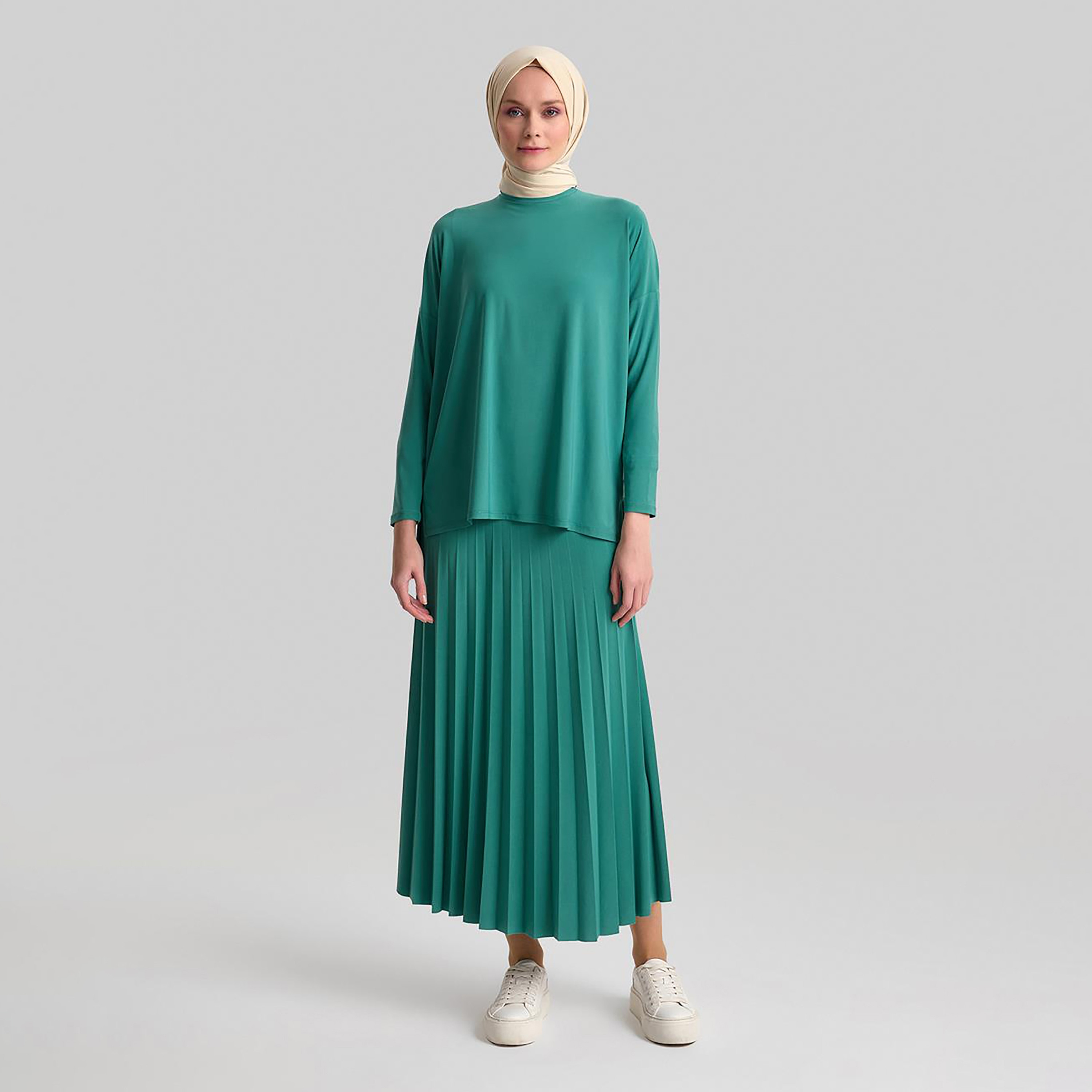 مجموعة من قطعتين من بلوزة Armine النسائية ذات الرقبة الدائرية ذات الطيات وتنورة طويلة-women-clothing-coordsets-image-9
