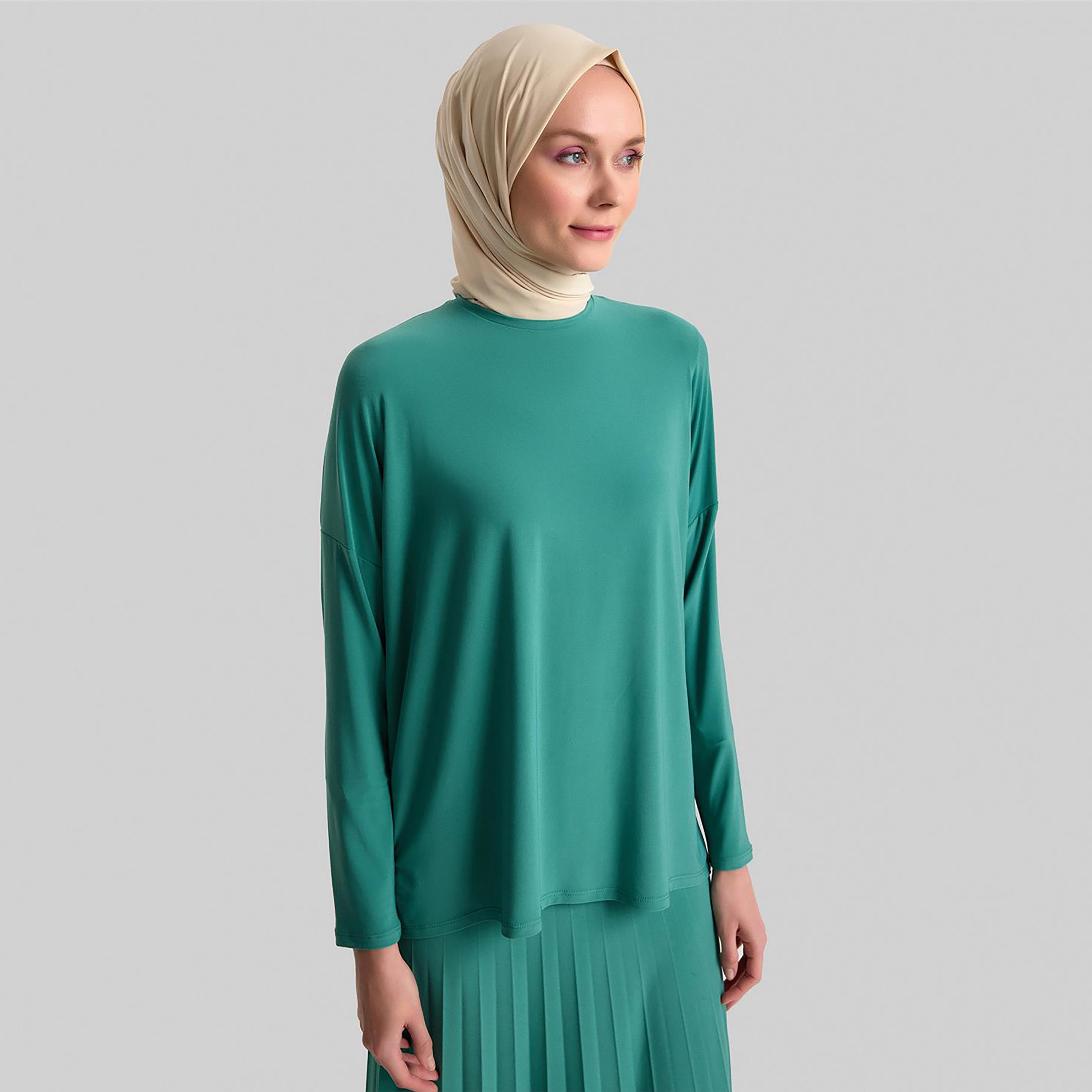مجموعة من قطعتين من بلوزة Armine النسائية ذات الرقبة الدائرية ذات الطيات وتنورة طويلة-women-clothing-coordsets-image-10