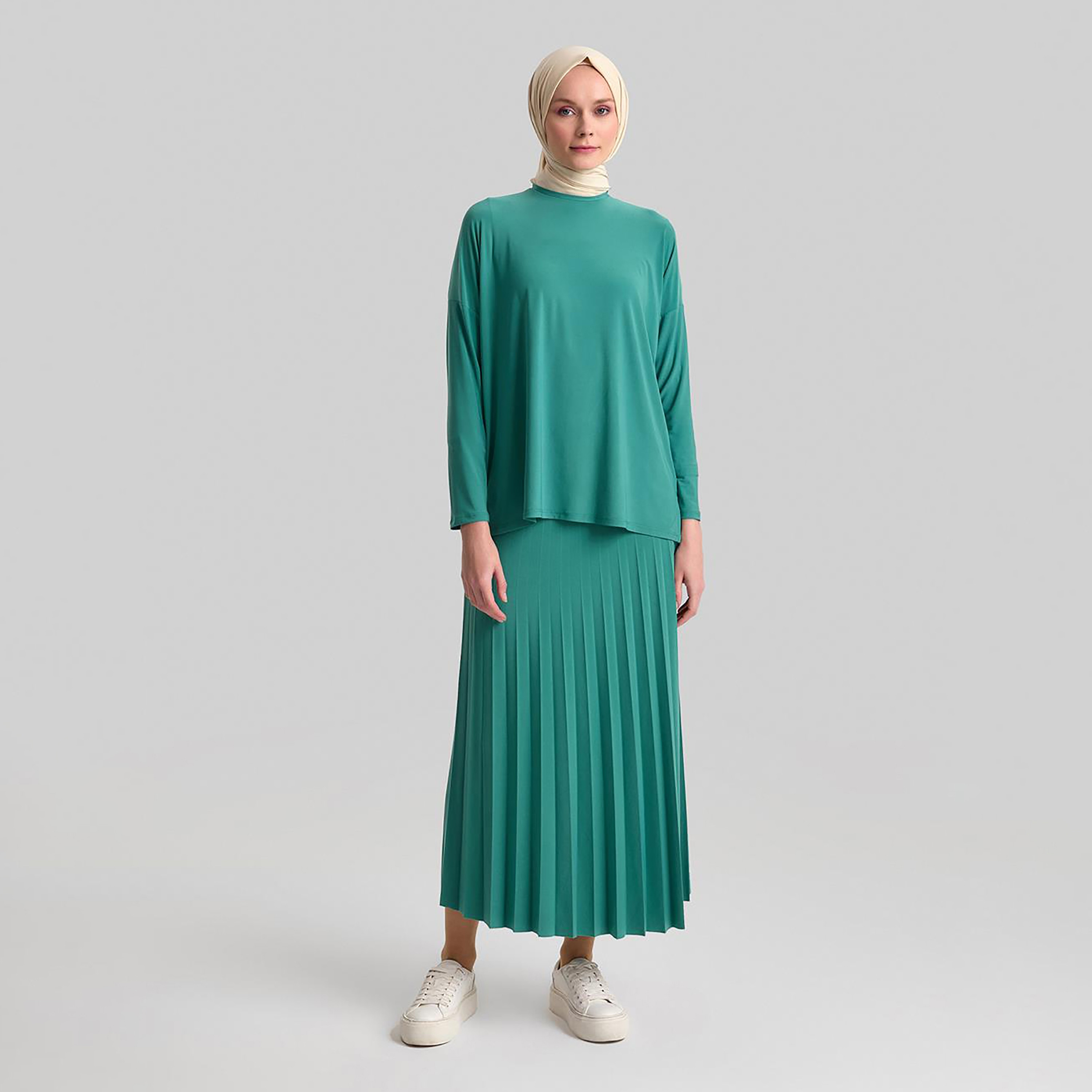 مجموعة من قطعتين من بلوزة Armine النسائية ذات الرقبة الدائرية ذات الطيات وتنورة طويلة-women-clothing-coordsets-image-12