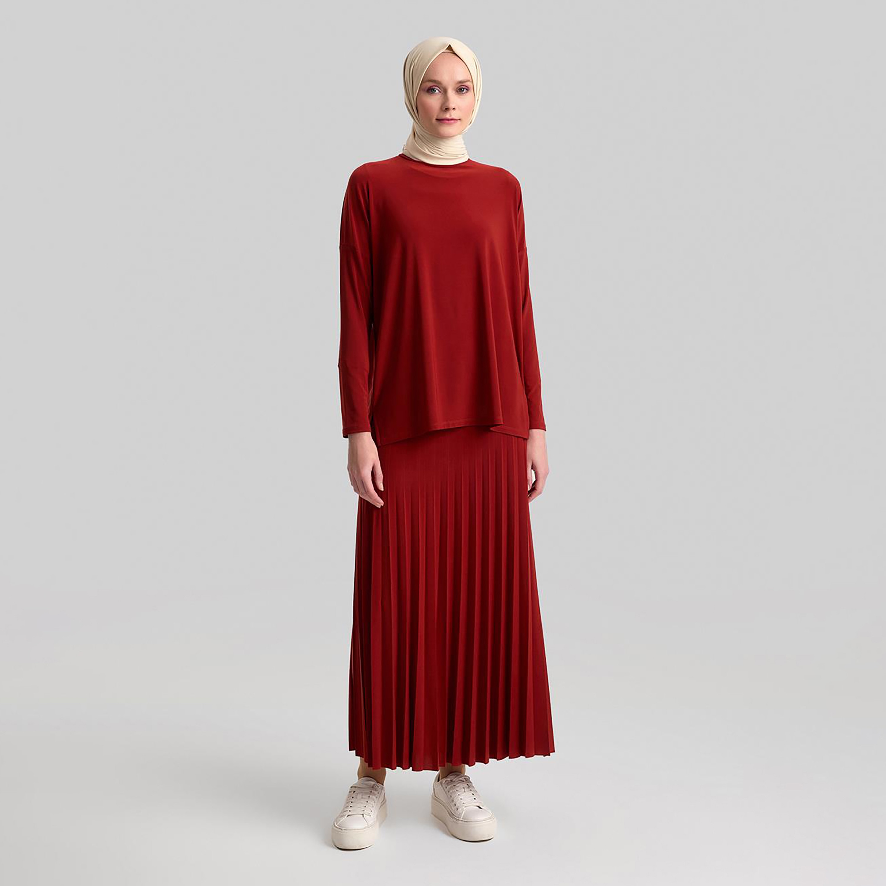 مجموعة من قطعتين من بلوزة Armine النسائية ذات الرقبة الدائرية ذات الطيات وتنورة طويلة-women-clothing-coordsets-image-21