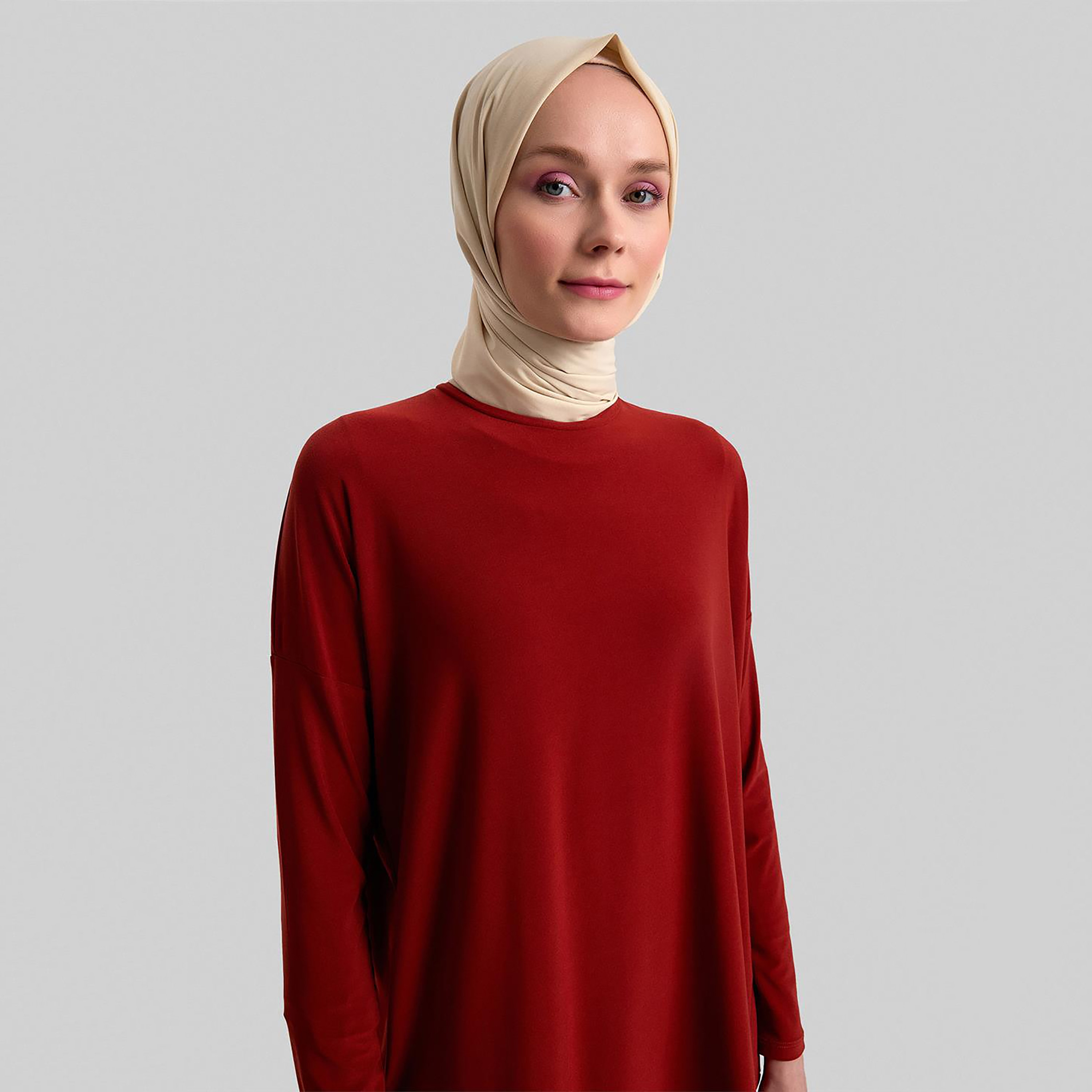 مجموعة من قطعتين من بلوزة Armine النسائية ذات الرقبة الدائرية ذات الطيات وتنورة طويلة-women-clothing-coordsets-image-22