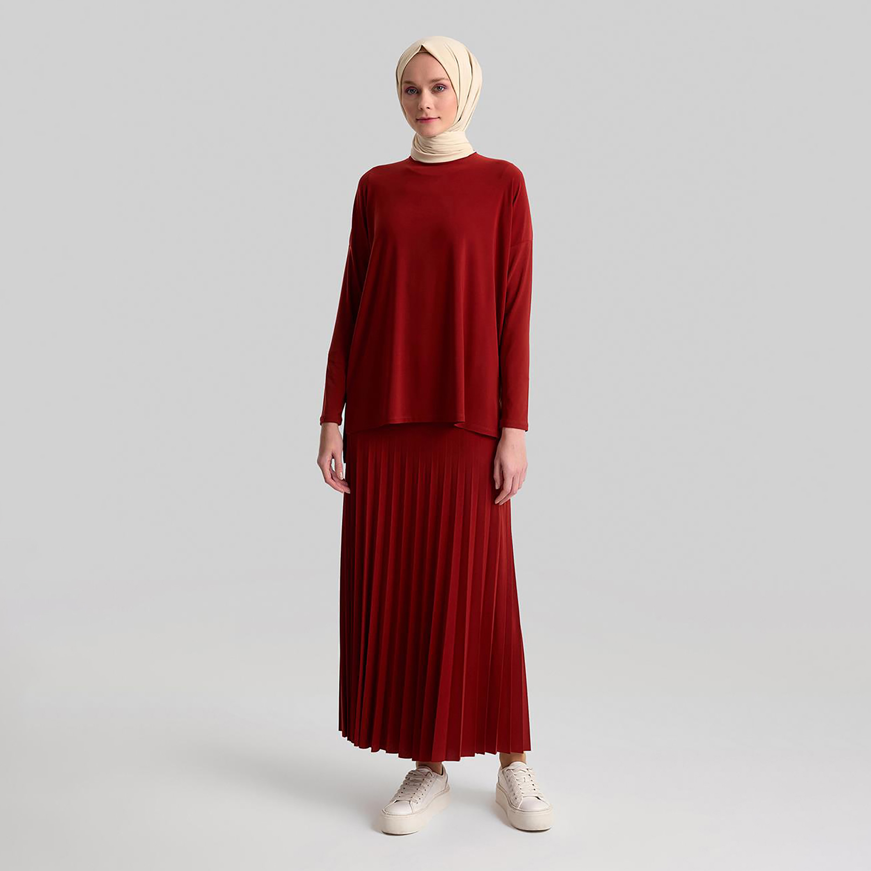 مجموعة من قطعتين من بلوزة Armine النسائية ذات الرقبة الدائرية ذات الطيات وتنورة طويلة-women-clothing-coordsets-image-24