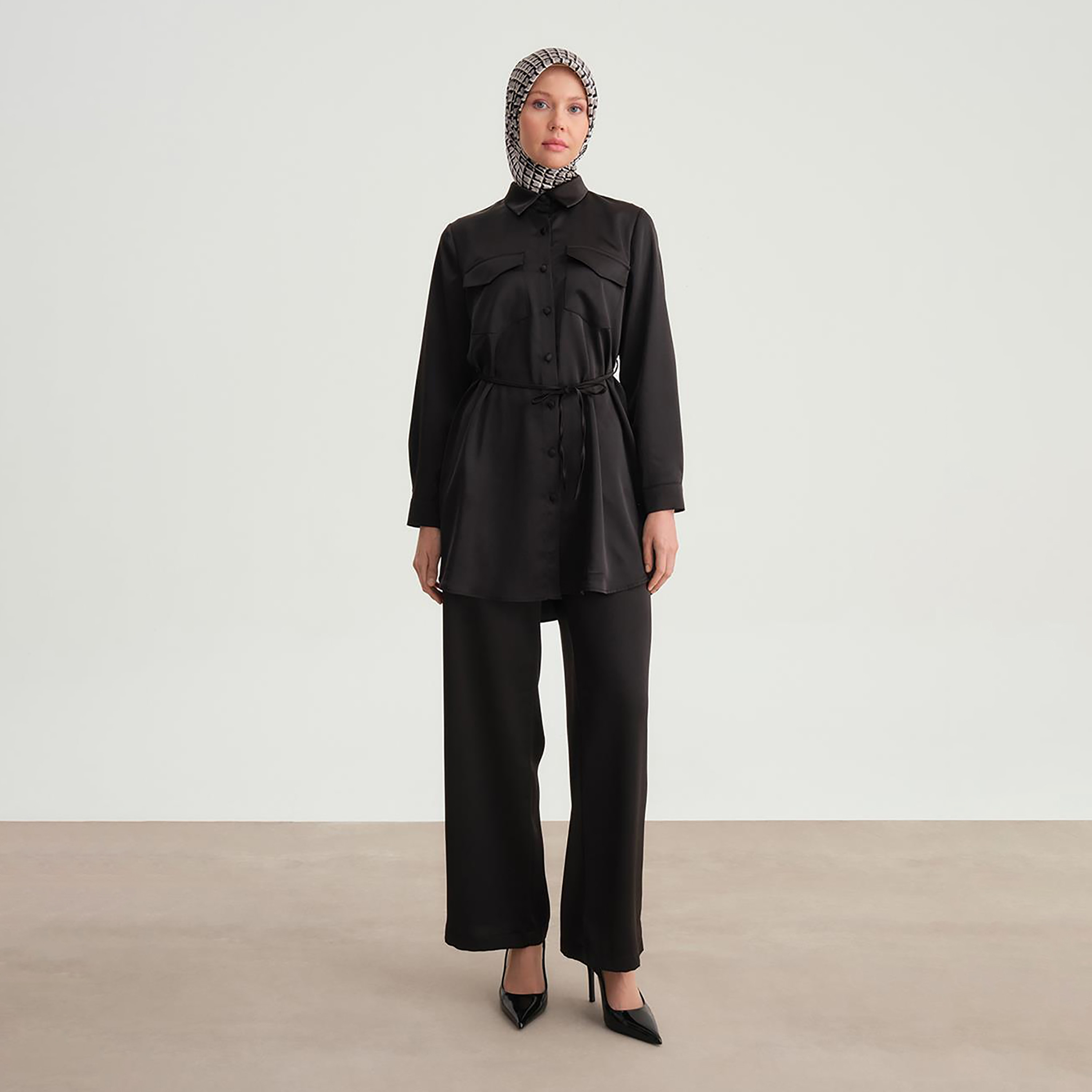 طقم من قطعتين من قميص نسائي بياقة مخططة وسروال واسع الساق من Armine-women-clothing-coordsets-image-11