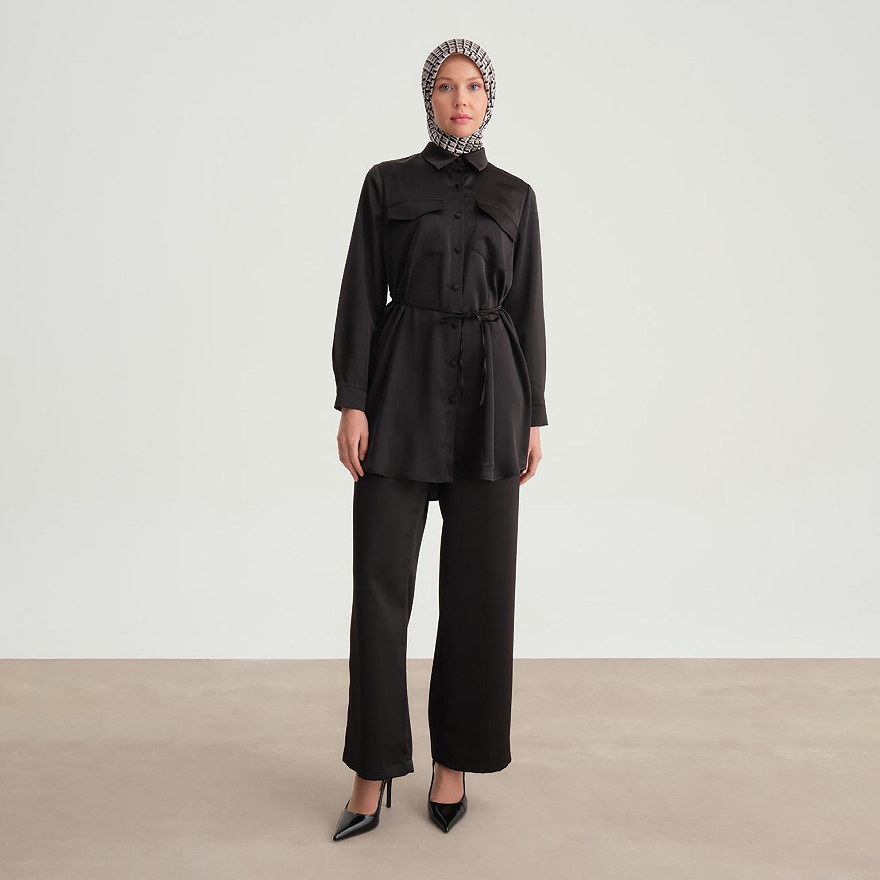 طقم من قطعتين من قميص نسائي بياقة مخططة وسروال واسع الساق من Armine-women-clothing-coordsets-image-14
