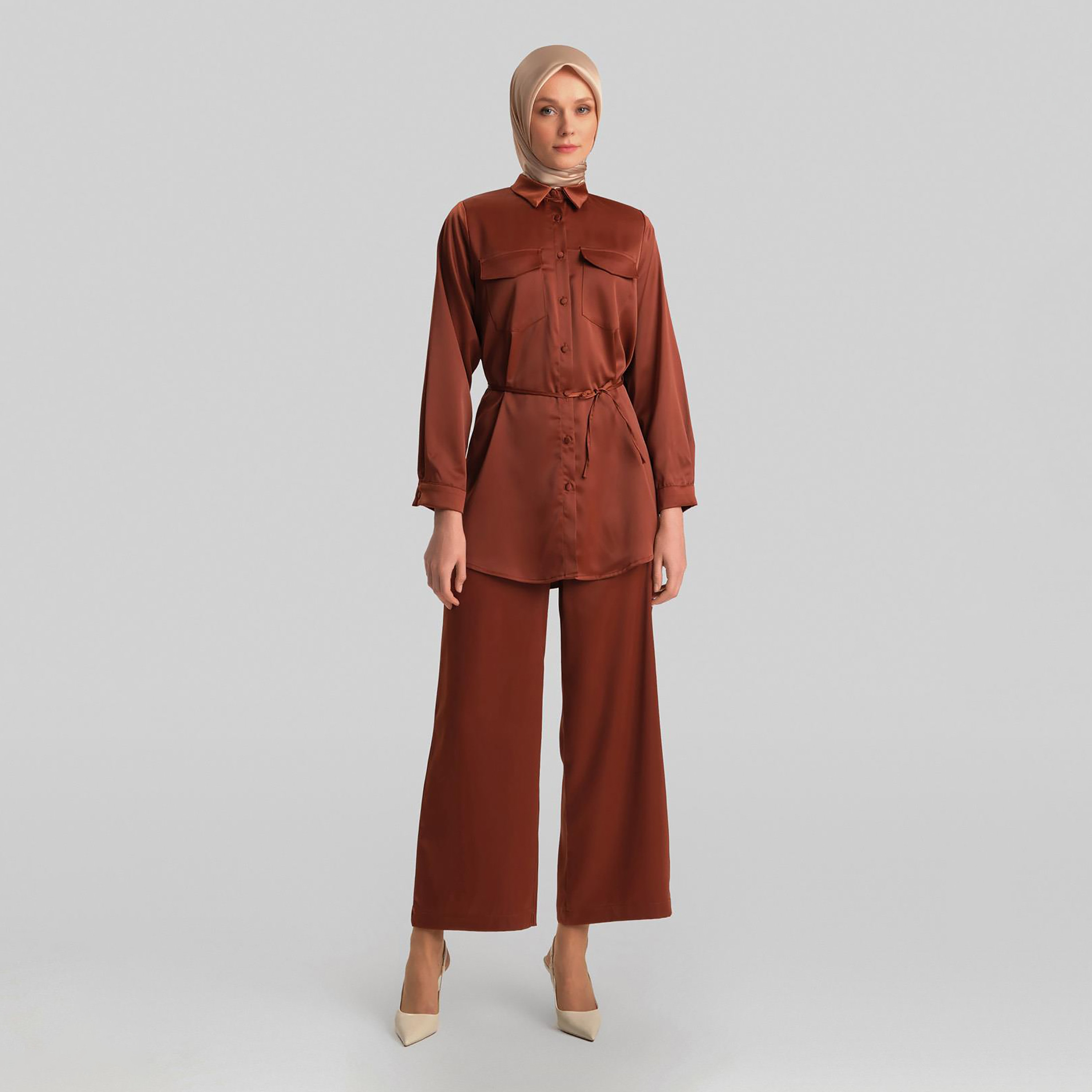 طقم من قطعتين من قميص نسائي بياقة مخططة وسروال واسع الساق من Armine-women-clothing-coordsets-image-9