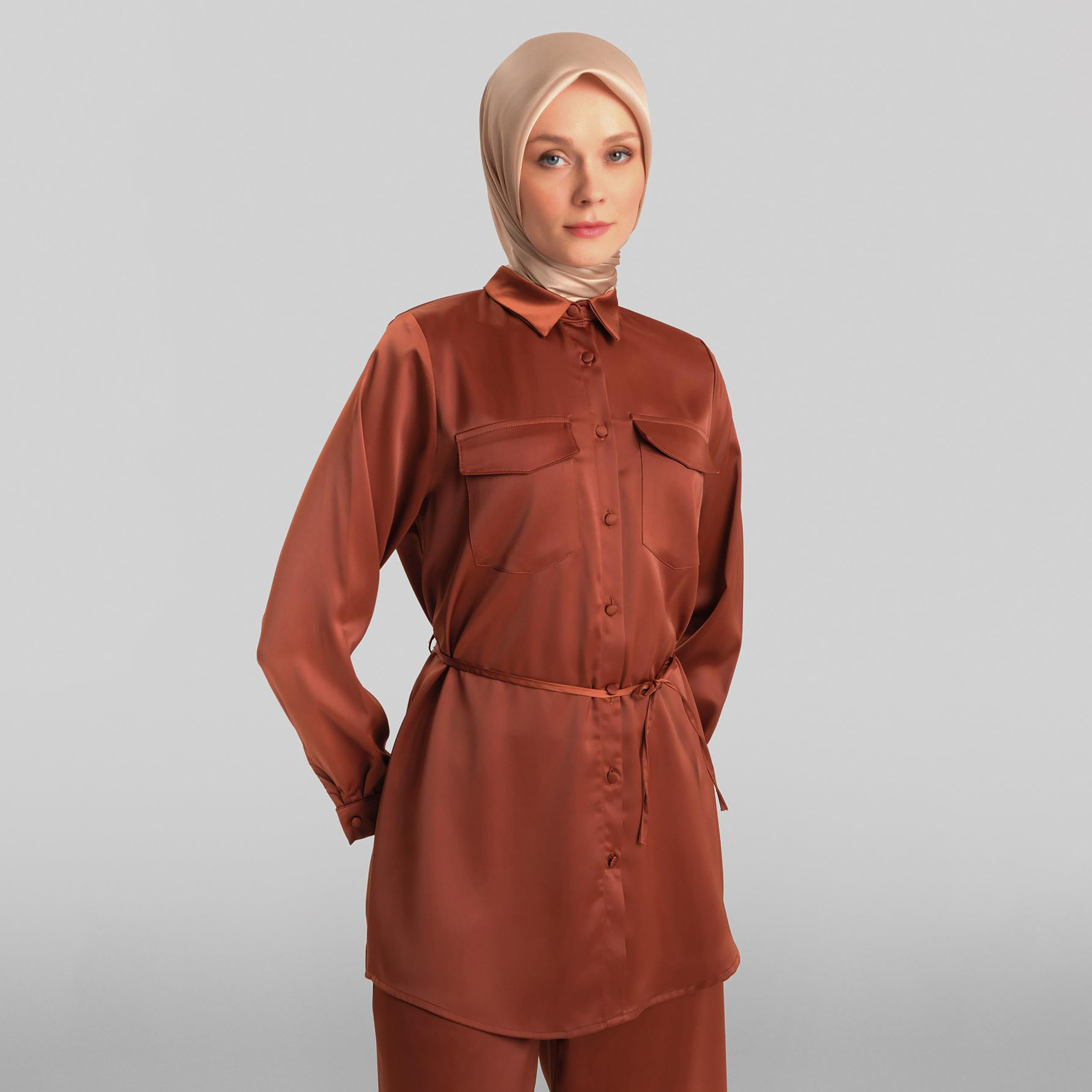 طقم من قطعتين من قميص نسائي بياقة مخططة وسروال واسع الساق من Armine-women-clothing-coordsets-image-10