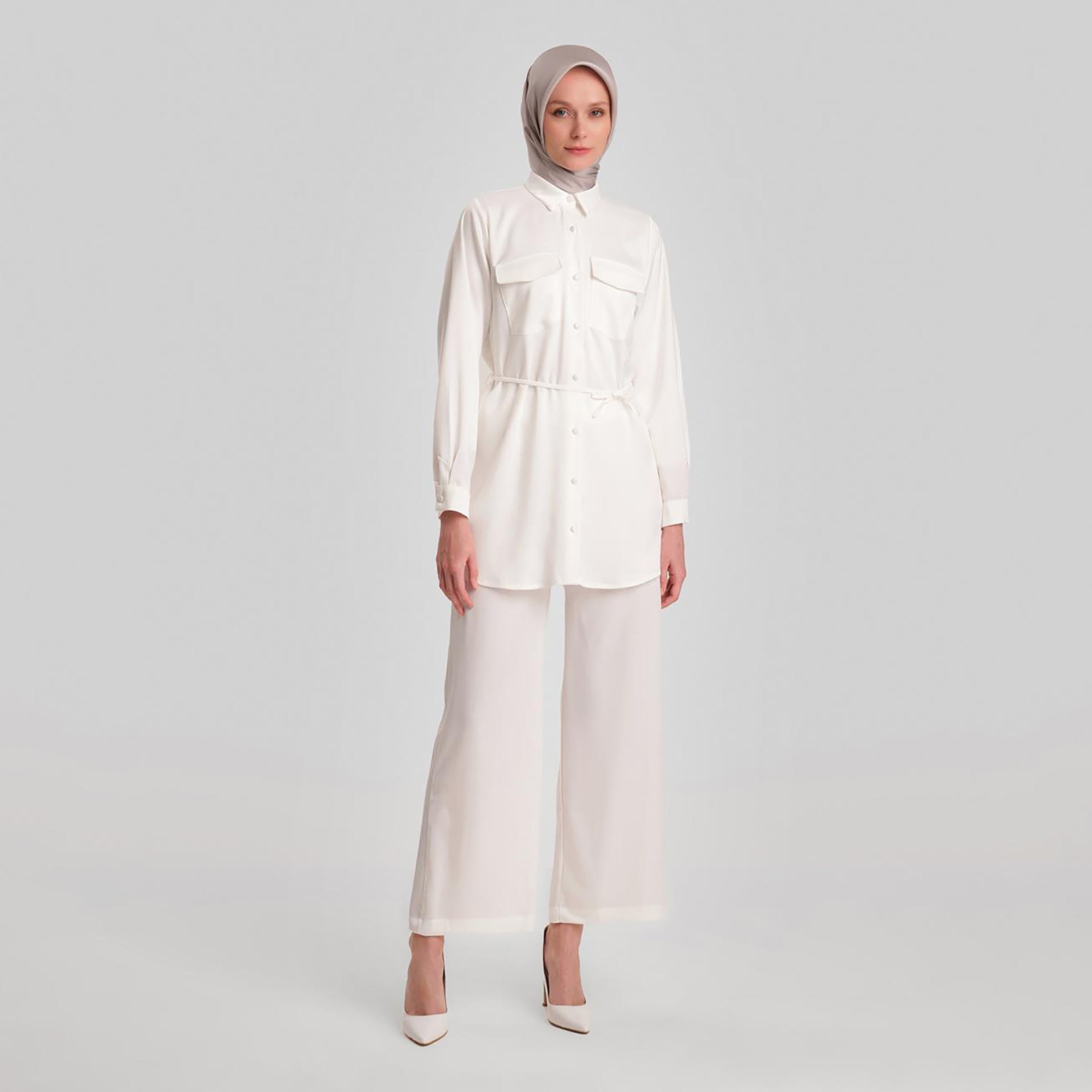 طقم من قطعتين من قميص نسائي بياقة مخططة وسروال واسع الساق من Armine-women-clothing-coordsets-image-5