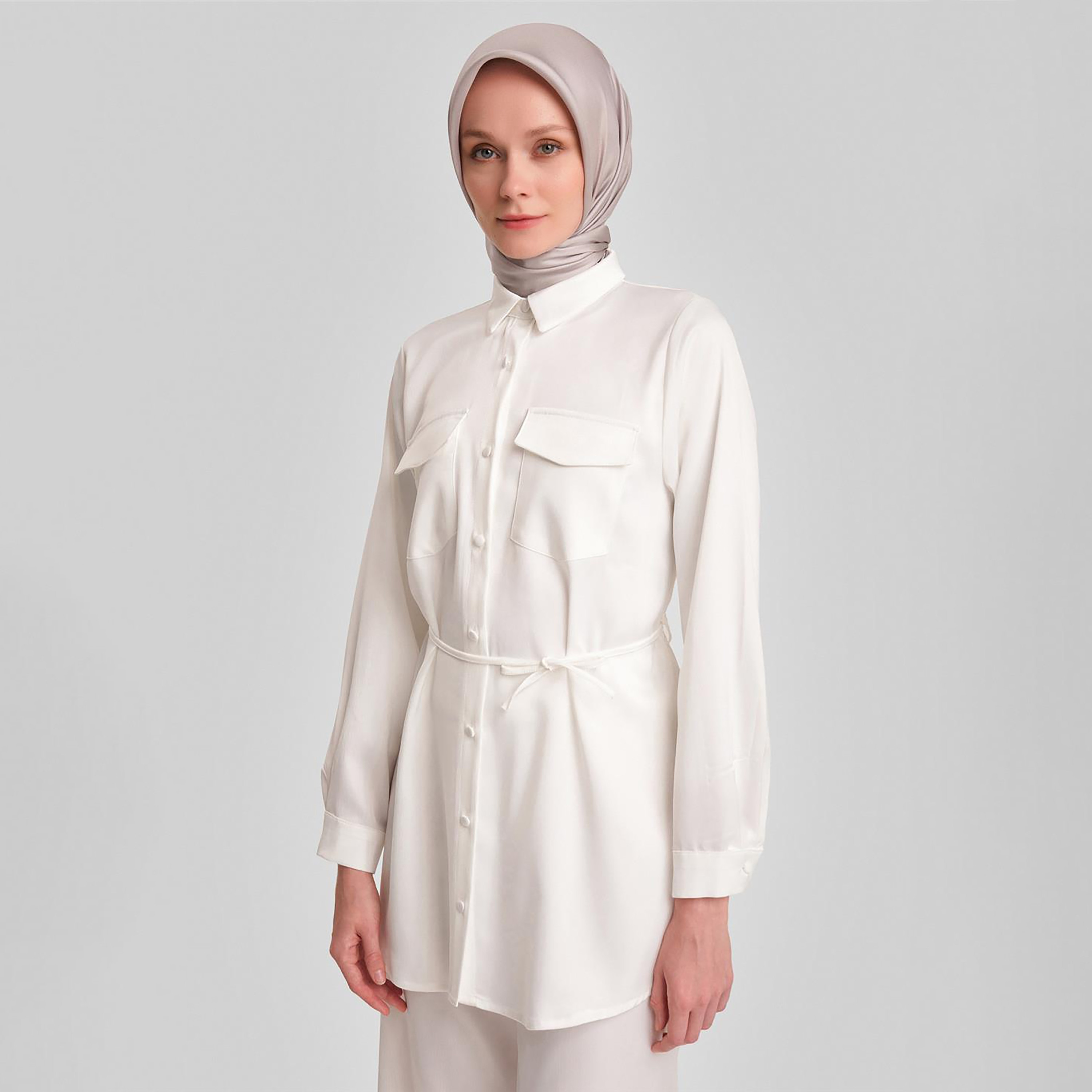 طقم من قطعتين من قميص نسائي بياقة مخططة وسروال واسع الساق من Armine-women-clothing-coordsets-image-6