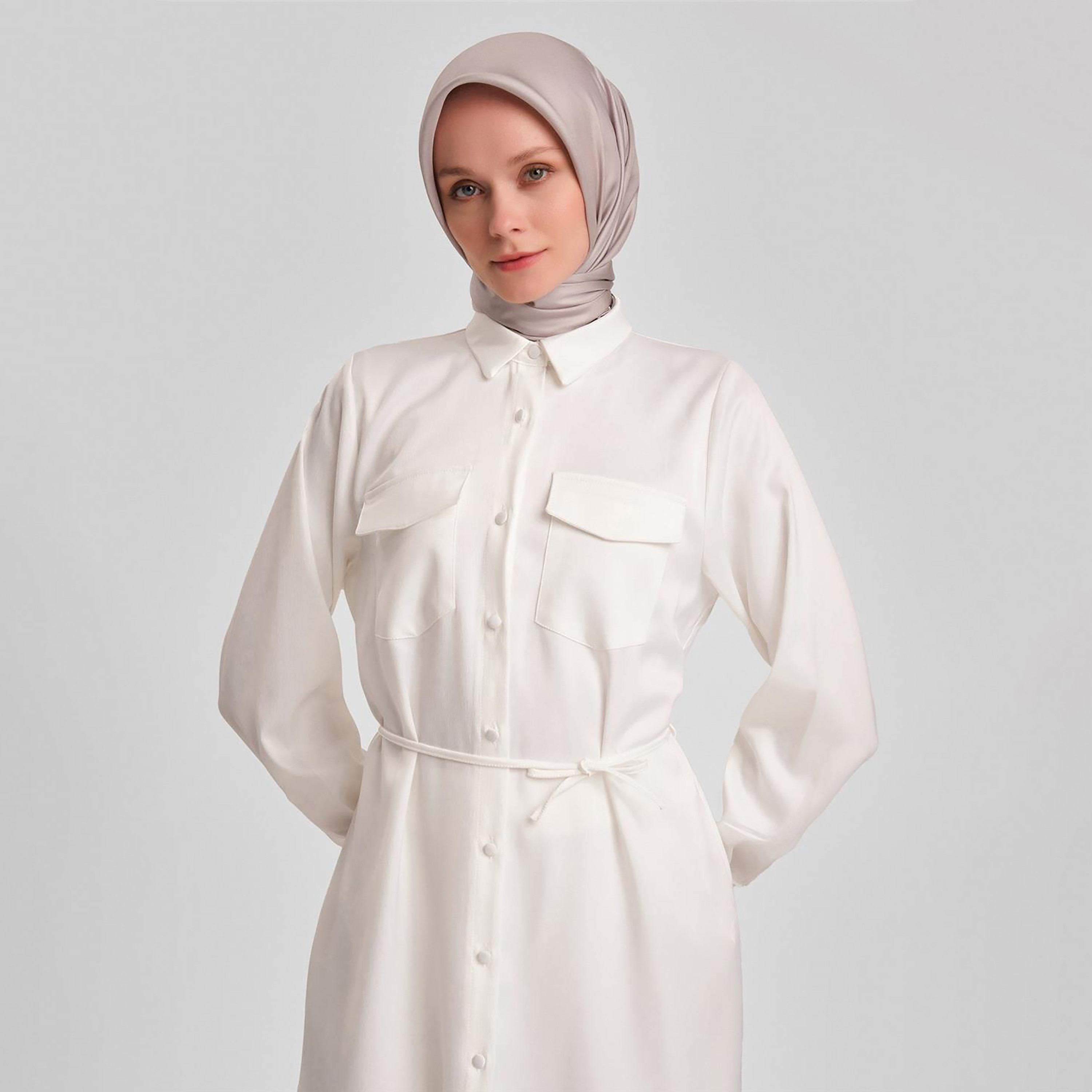طقم من قطعتين من قميص نسائي بياقة مخططة وسروال واسع الساق من Armine-women-clothing-coordsets-image-7