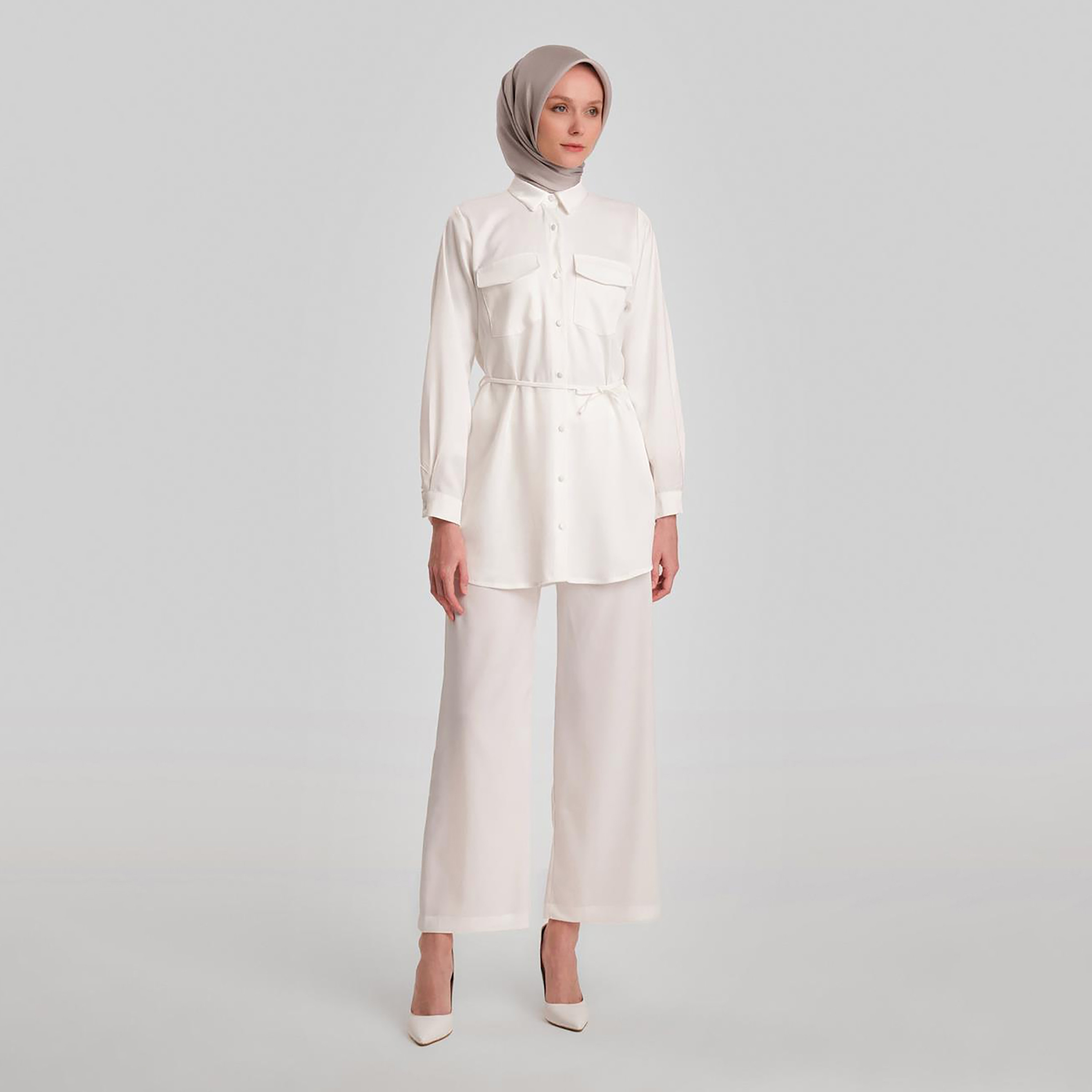 طقم من قطعتين من قميص نسائي بياقة مخططة وسروال واسع الساق من Armine-women-clothing-coordsets-image-8