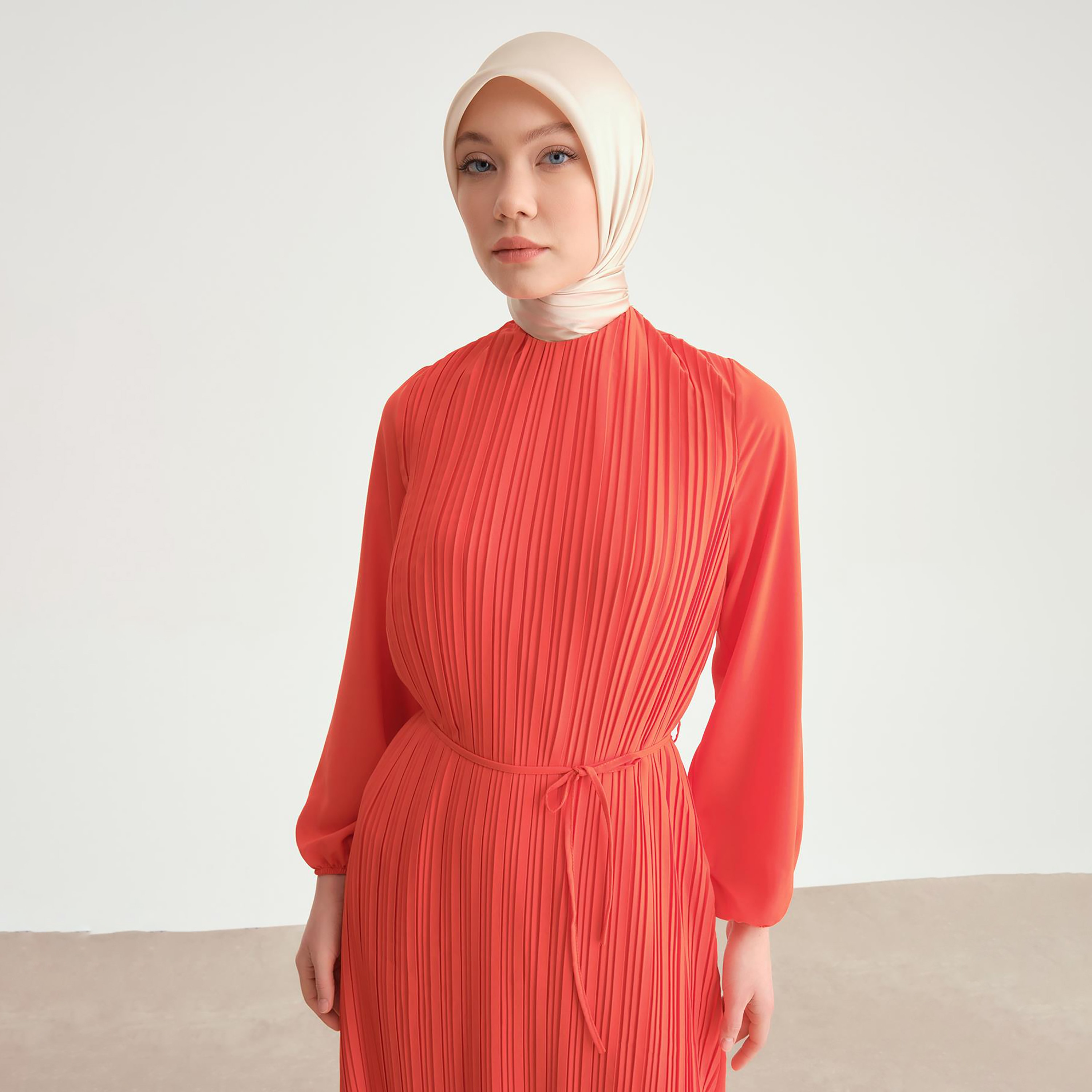 فستان طويل على شكل حرف A من Armine بأكمام وأكمام مطاطية-women-clothing-dresses-image-10