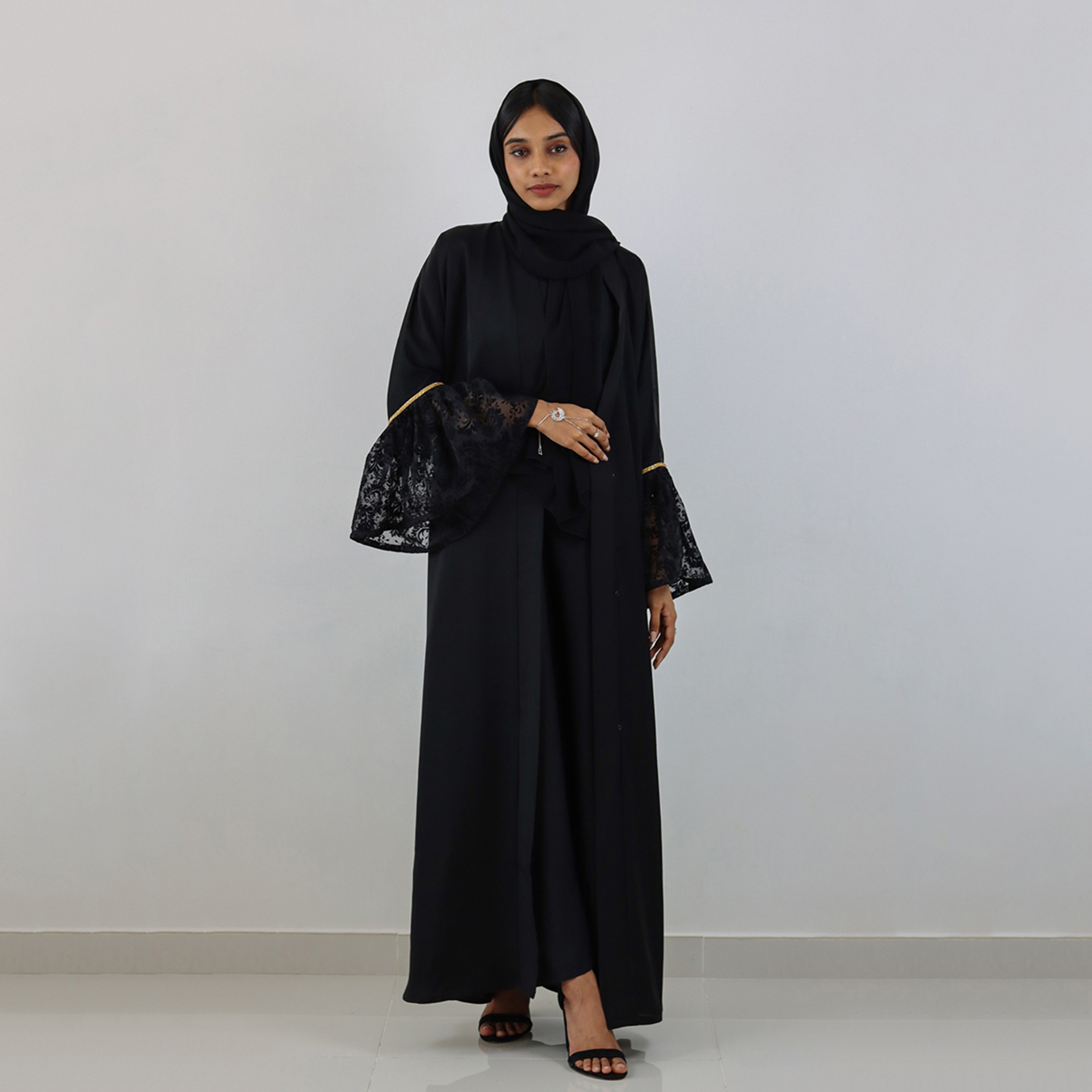 عباية برباط وتفاصيل دانتيل وأكمام جرس من نُخبة-women-arabicclothing-abayas-image-1