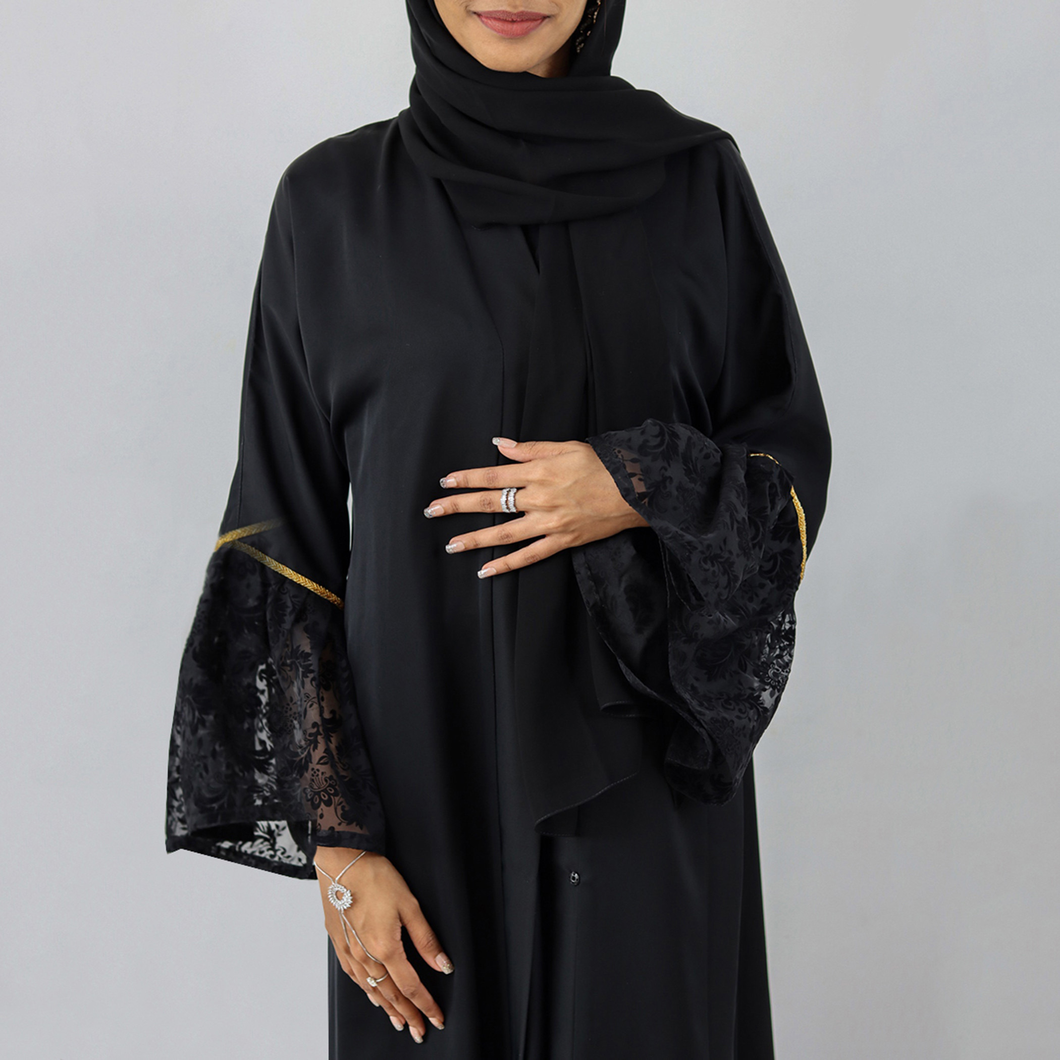 عباية برباط وتفاصيل دانتيل وأكمام جرس من نُخبة-women-arabicclothing-abayas-image-3