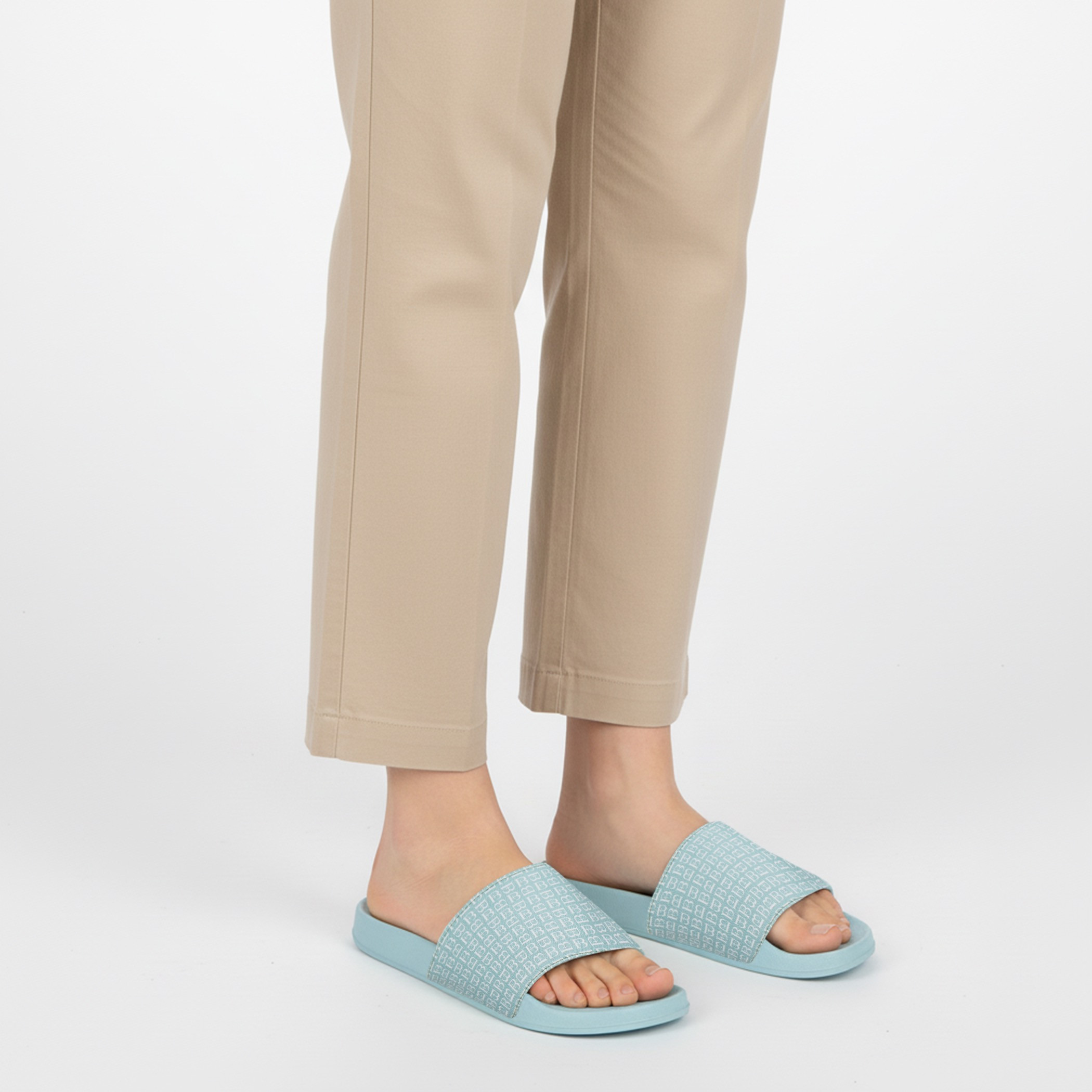 شبشب بطبعات زهور مونوجرام للنساء من فلورا بيلا-women-shoes-flipflopsandslides-image-2