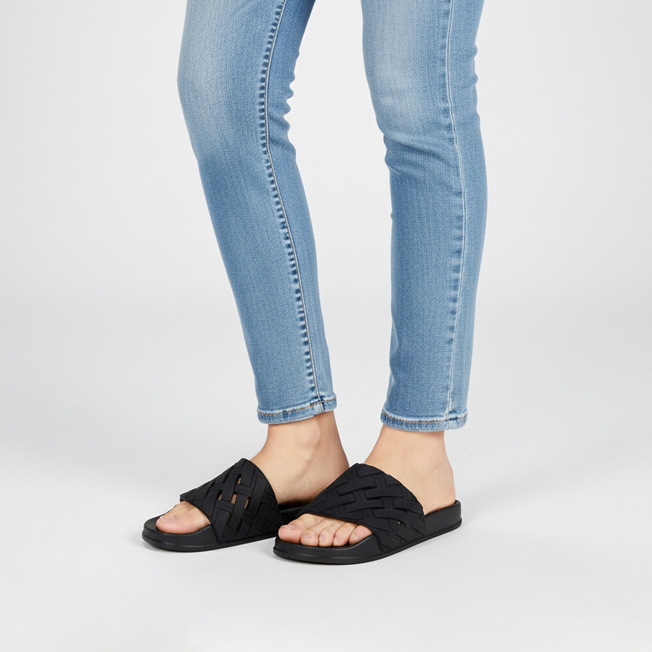 شبشب بملمس مموج بارز للنساء من فلورا بيلا-women-shoes-flipflopsandslides-image-2
