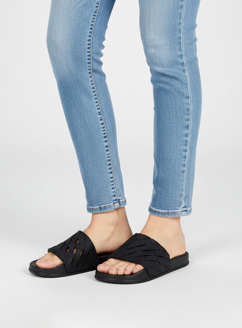 شبشب بملمس مموج بارز للنساء من فلورا بيلا-women-shoes-flipflopsandslides-image-2