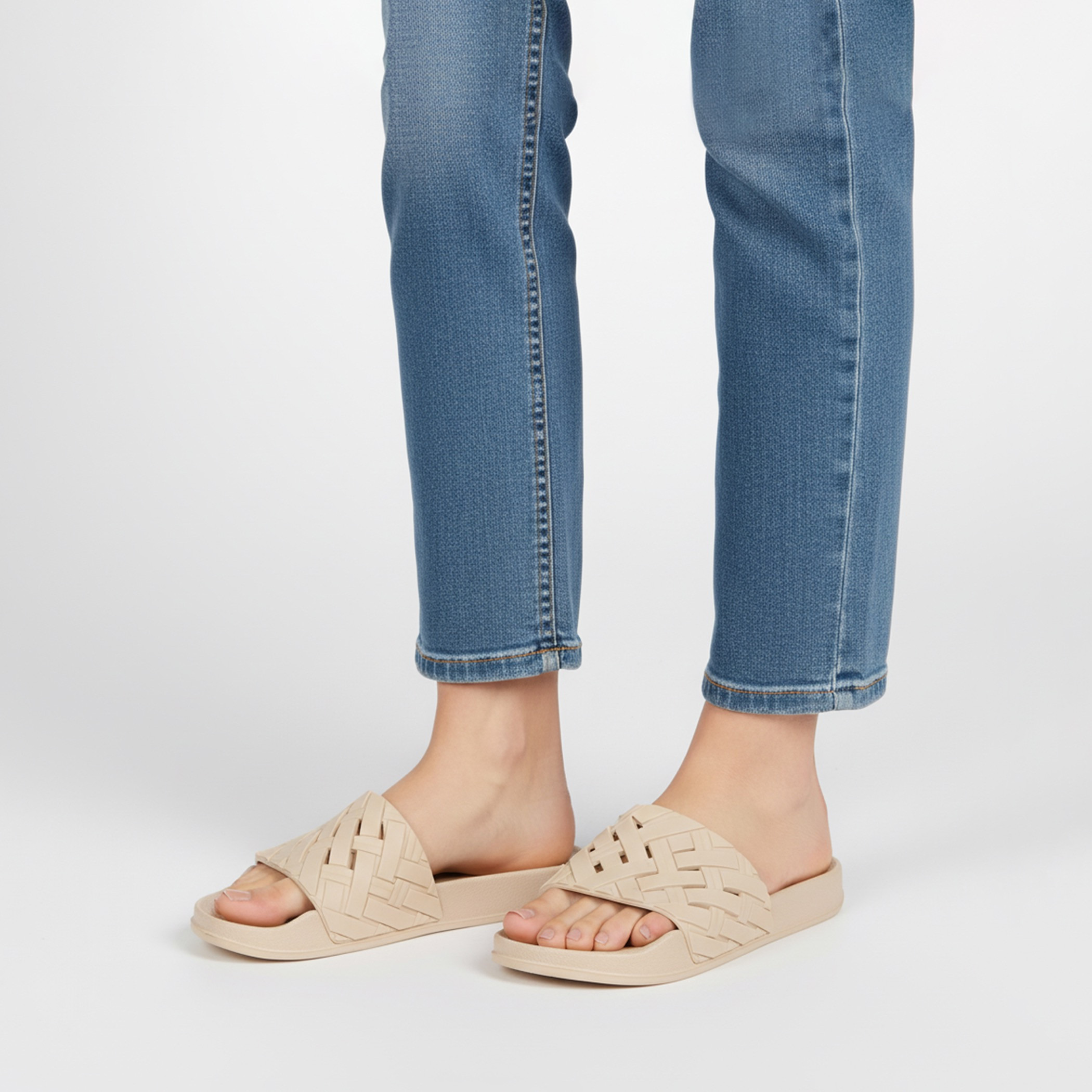 شبشب بملمس مموج بارز للنساء من فلورا بيلا-women-shoes-flipflopsandslides-image-2