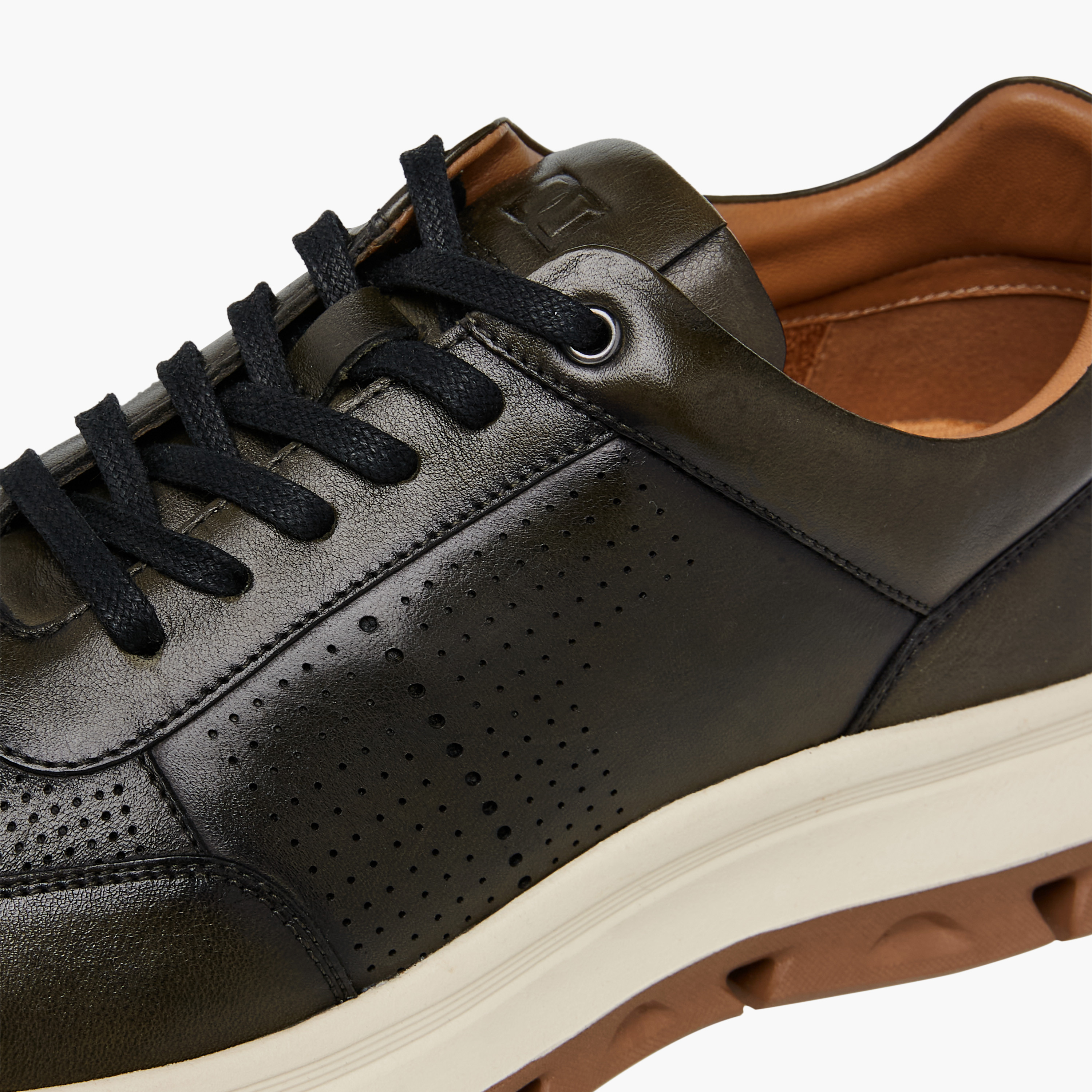 حذاء سنيكرز جلد مثقّب برباط للرجال من دوتشيني-men-shoes-sneakers-image-4