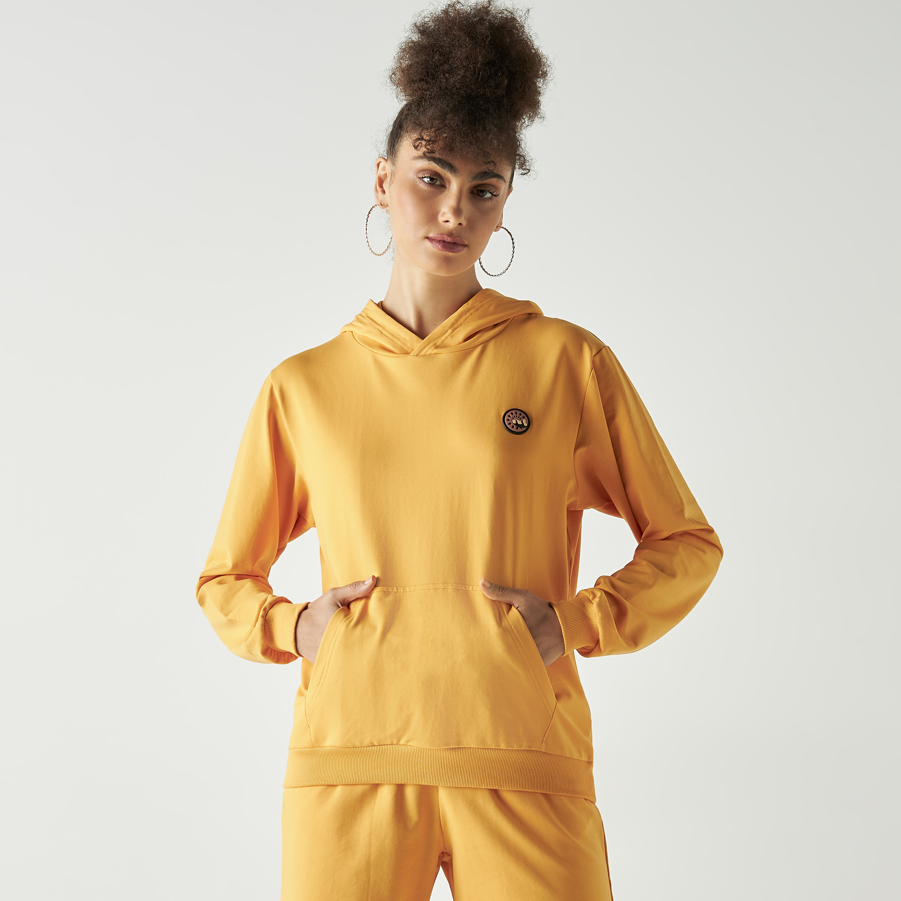 بدلة رياضية من شورتات وهودي كو-اوردز من بنجولين ستراتاتيك بلون أصفر-women-clothing-coordsets-image-3