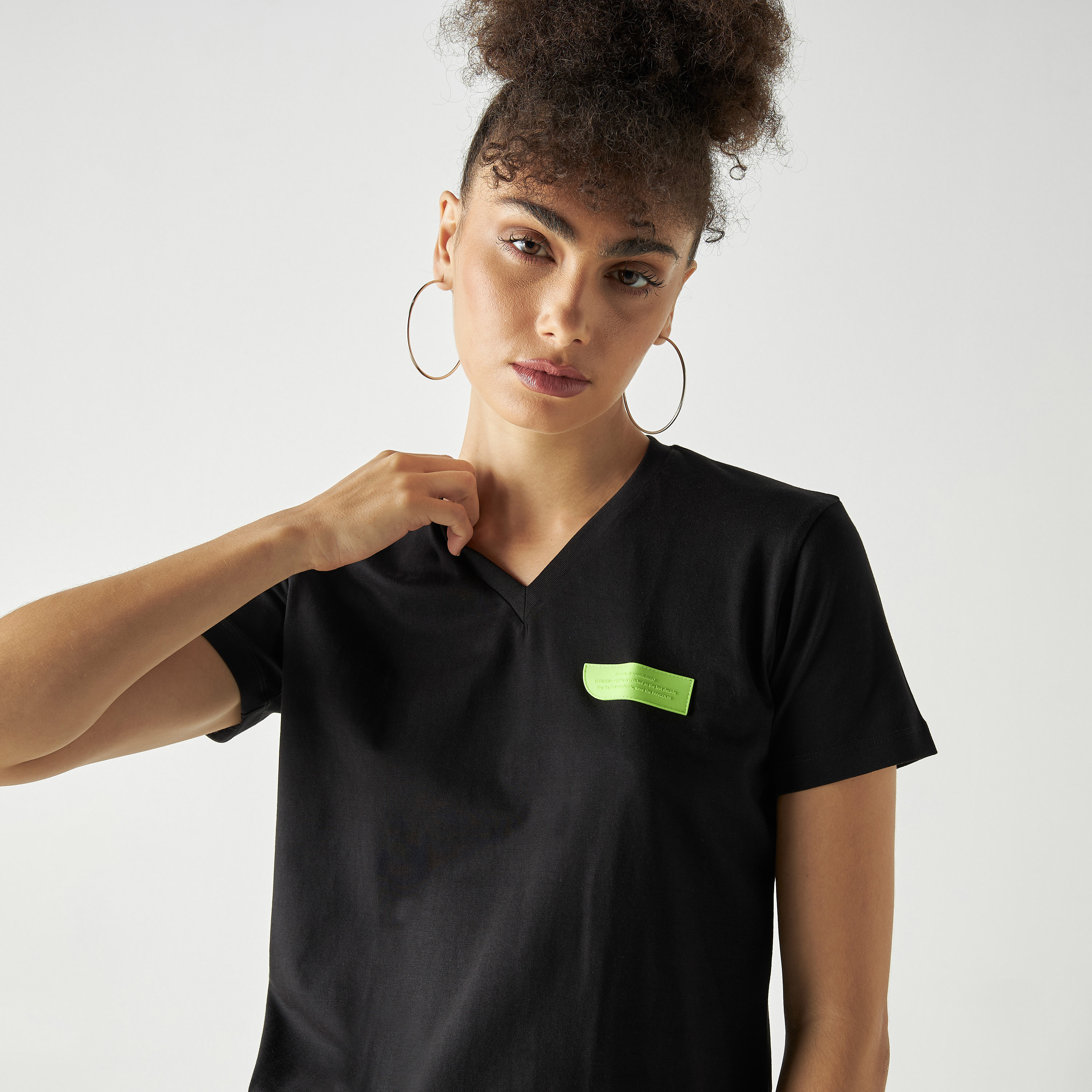 تي شيرت سيينا من البنجولين بلون أسود-women-clothing-tshirts-image-1