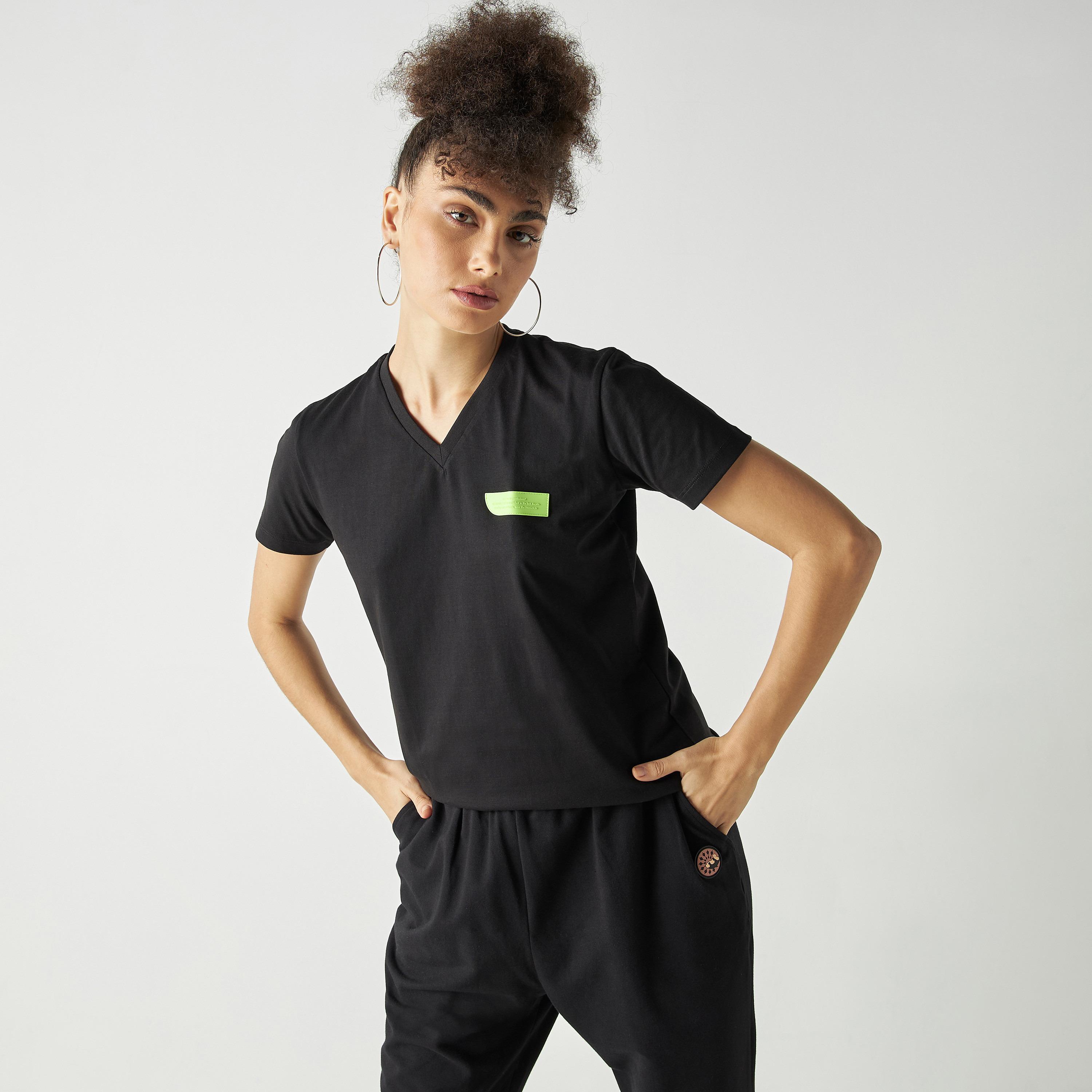 تي شيرت سيينا من البنجولين بلون أسود-women-clothing-tshirts-image-2