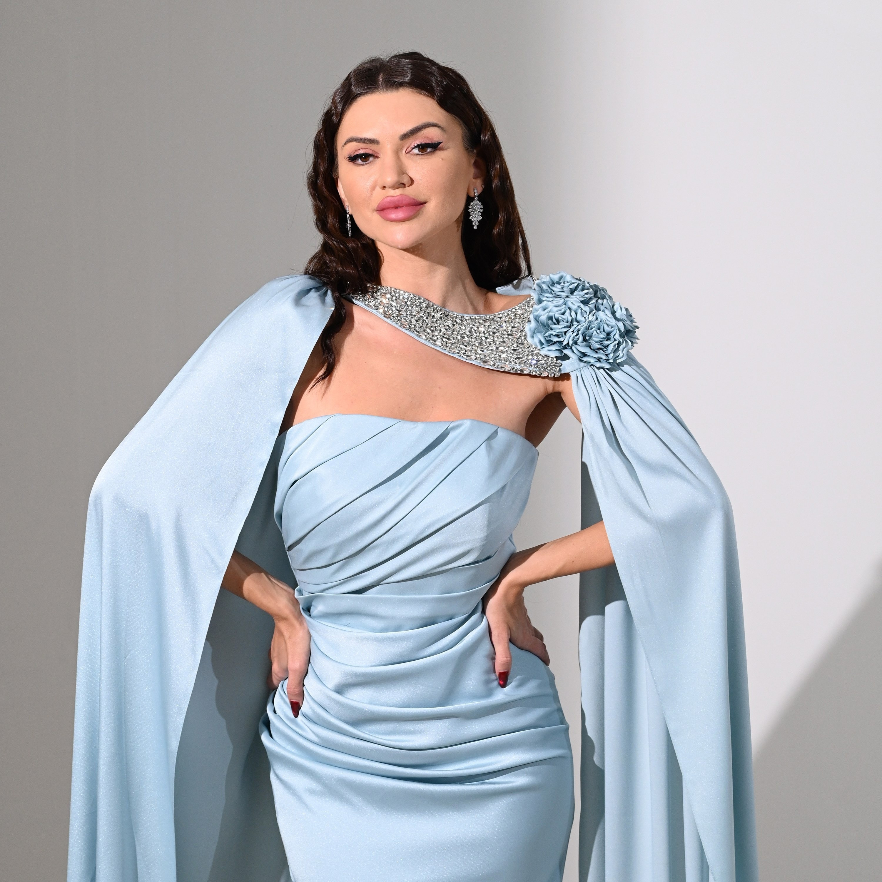 فستان سهرة نسائي ماكسي ساتان بكسرات عند الصدر ورود 3D بدون حمالات أكمام كاب وفتحة جانبية من أكاديا-women-clothing-dresses-image-11