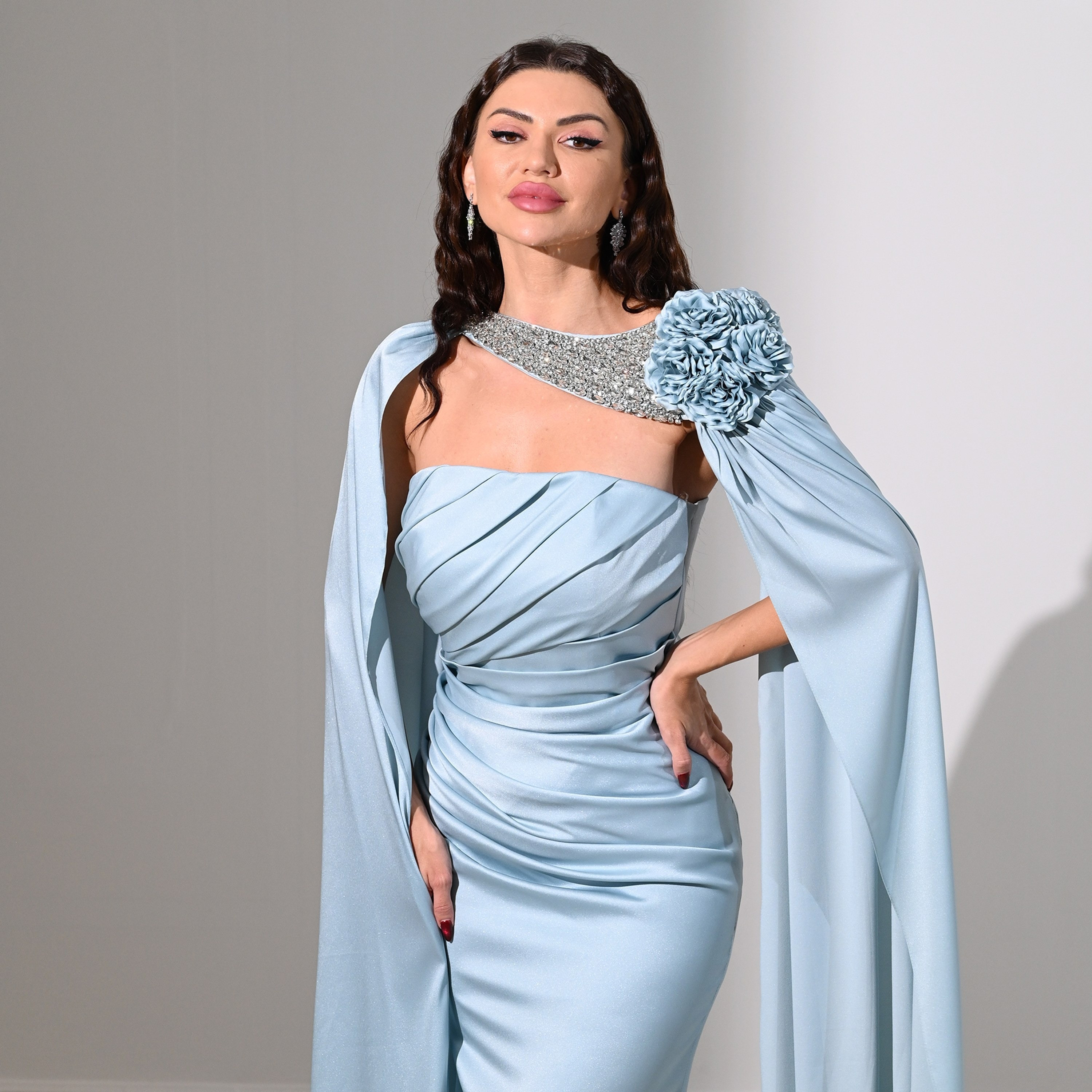 فستان سهرة نسائي ماكسي ساتان بكسرات عند الصدر ورود 3D بدون حمالات أكمام كاب وفتحة جانبية من أكاديا-women-clothing-dresses-image-12
