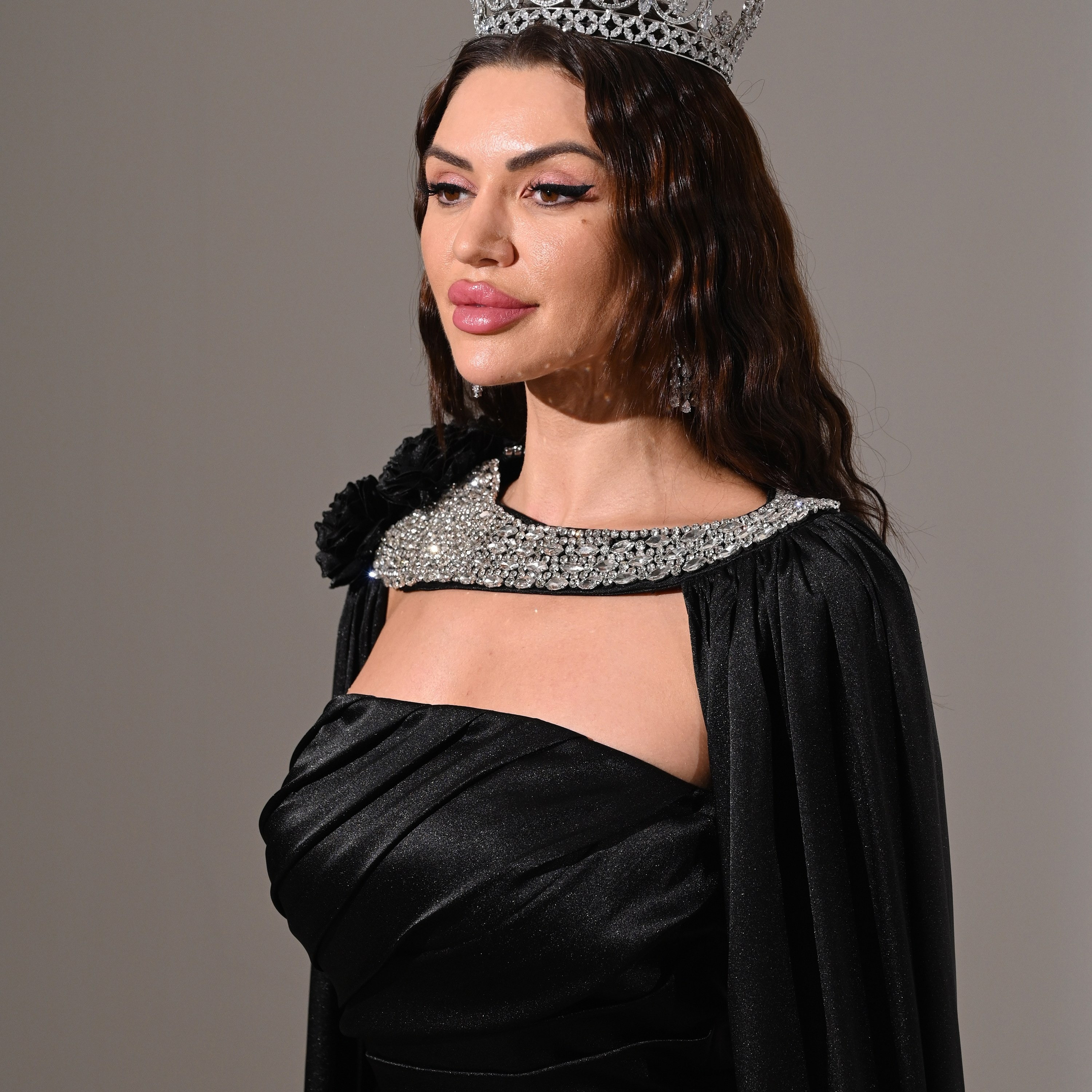 فستان سهرة نسائي ماكسي ساتان بكسرات عند الصدر ورود 3D بدون حمالات أكمام كاب وفتحة جانبية من أكاديا-women-clothing-dresses-image-21