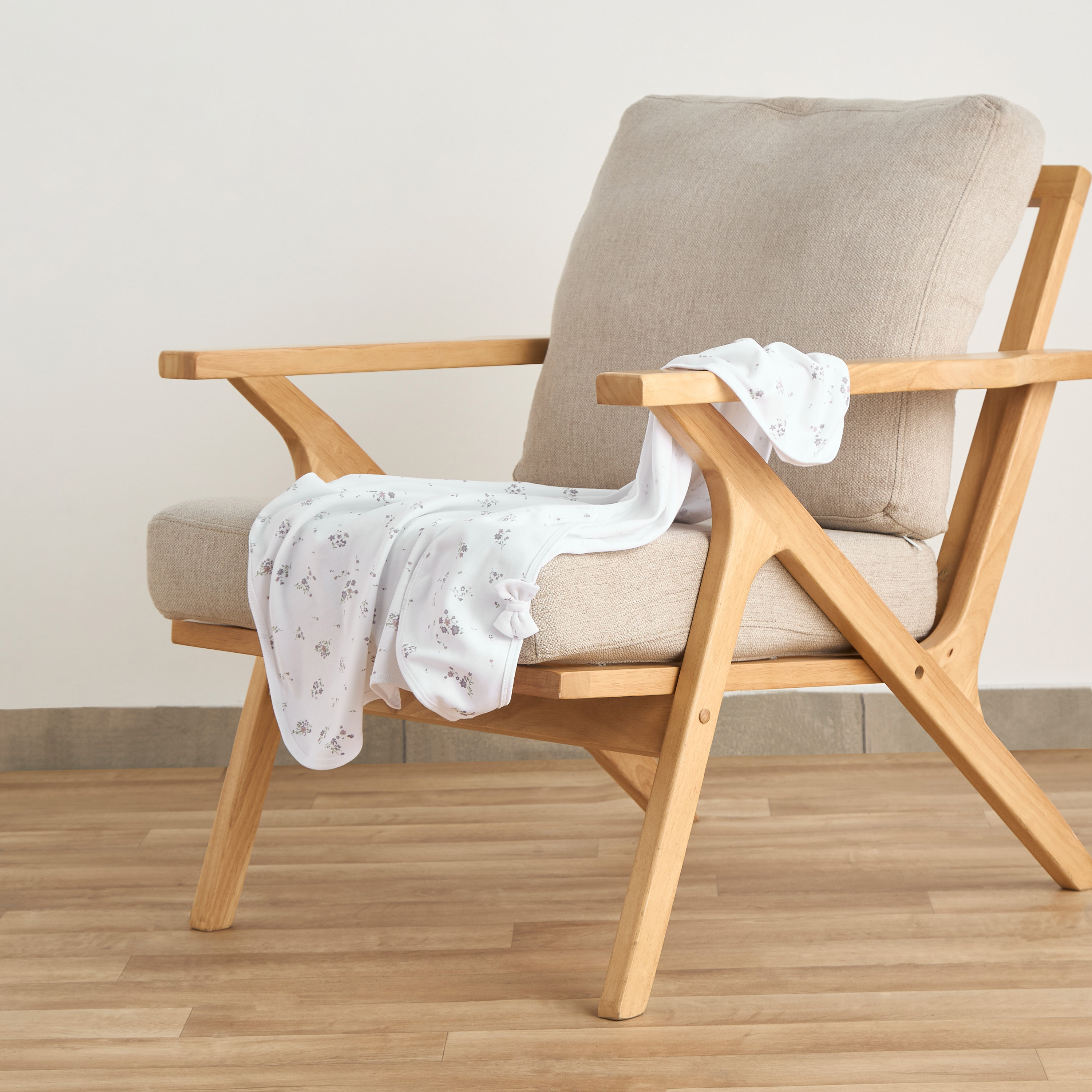 بطانية لحديثي الولادة بطبعات زهرية من جونيورز-baby-nursery-blanketsandswaddles-receivingblankets-image-2