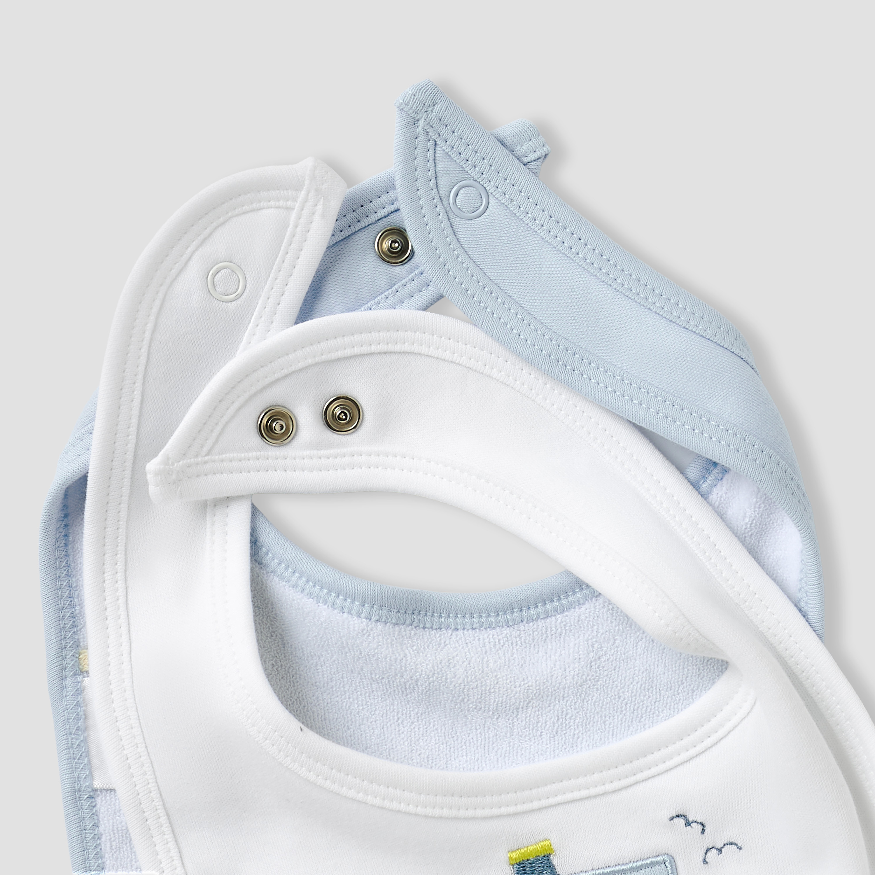 مريلة بزر إغلاق وطبعات من جونيورز - طقم من قطعتين-baby-feeding-bibs-image-5