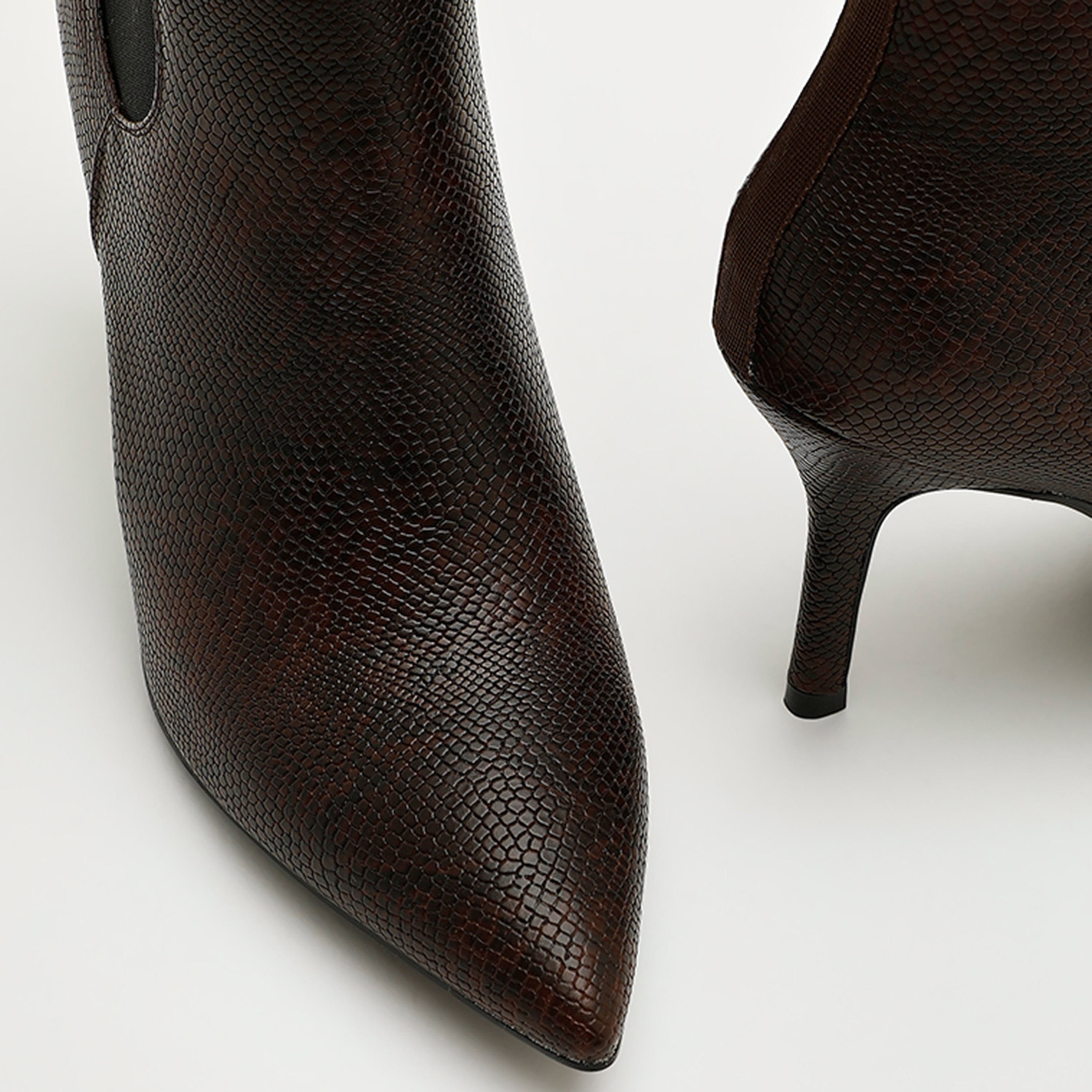 حذاء نسائي من ناين ويست بكعب ستيليتو ومقدمة مدببة مع الرقبة العالية | PENNA2-women-shoes-boots-image-4