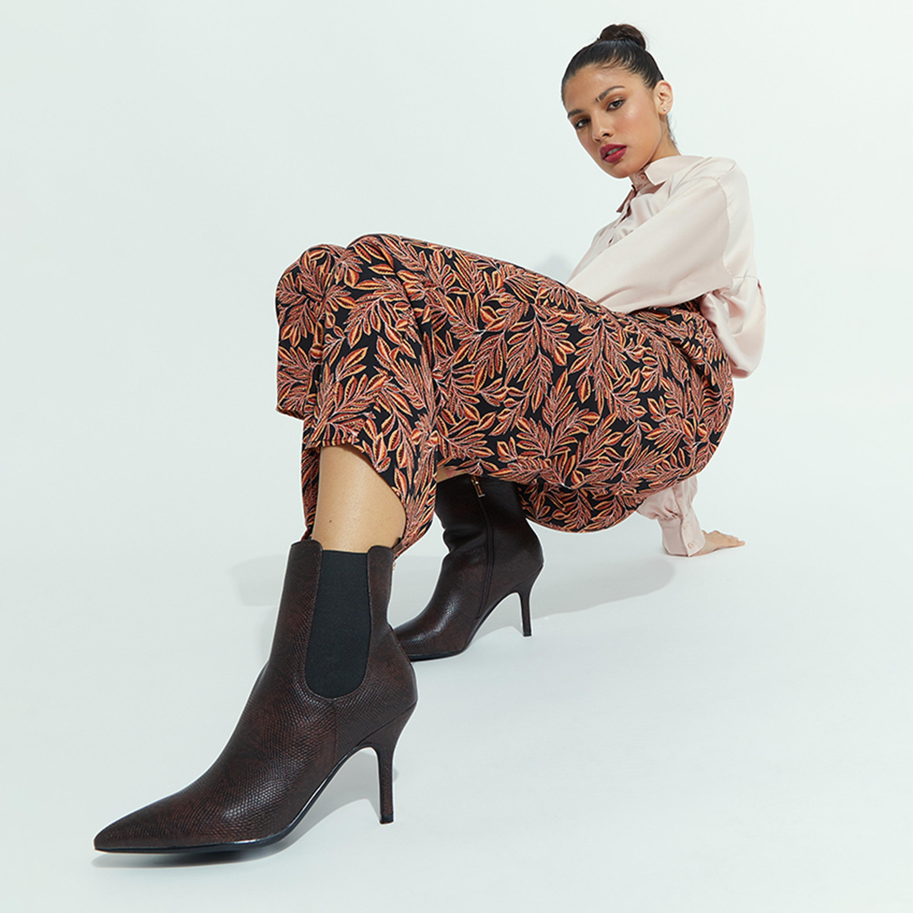 حذاء نسائي من ناين ويست بكعب ستيليتو ومقدمة مدببة مع الرقبة العالية | PENNA2-women-shoes-boots-image-5