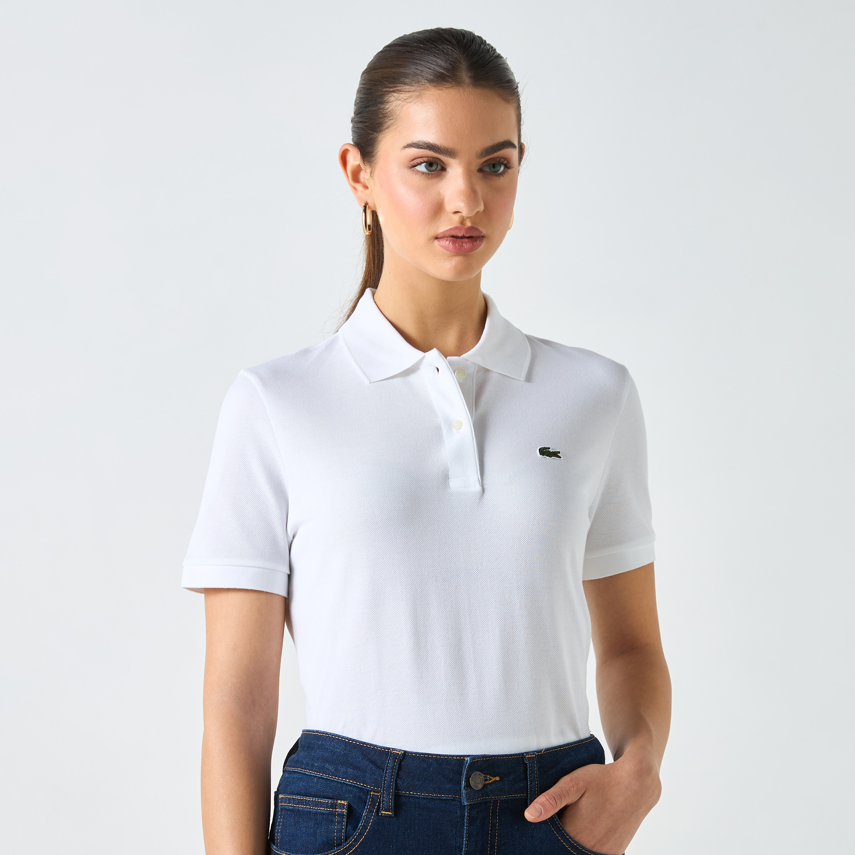 تيشيرت بولو بأكمام قصيرة وزخارف شعار من لاكوست-women-clothing-tshirts-image-1