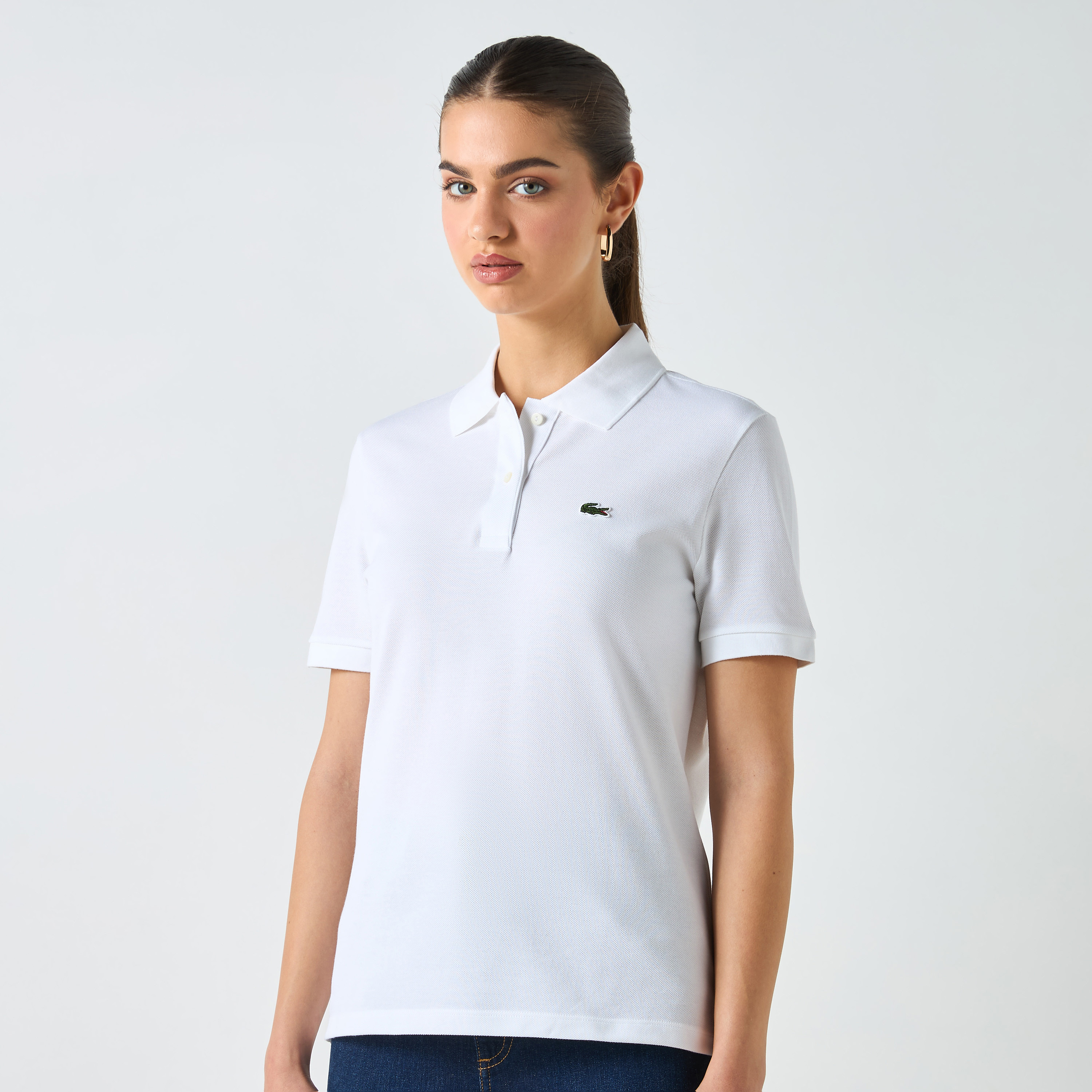 تيشيرت بولو بأكمام قصيرة وزخارف شعار من لاكوست-women-clothing-tshirts-image-3