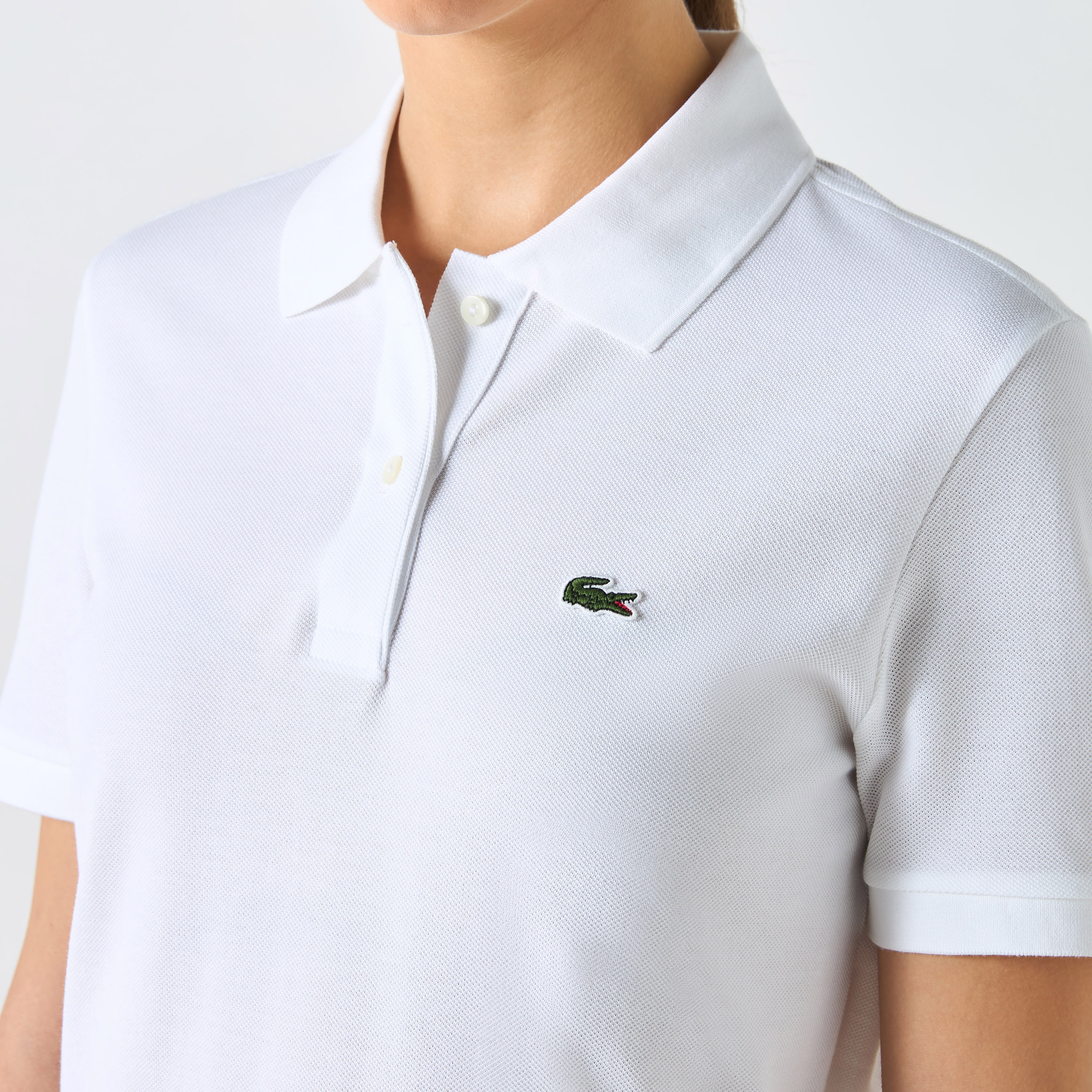 تيشيرت بولو بأكمام قصيرة وزخارف شعار من لاكوست-women-clothing-tshirts-image-4