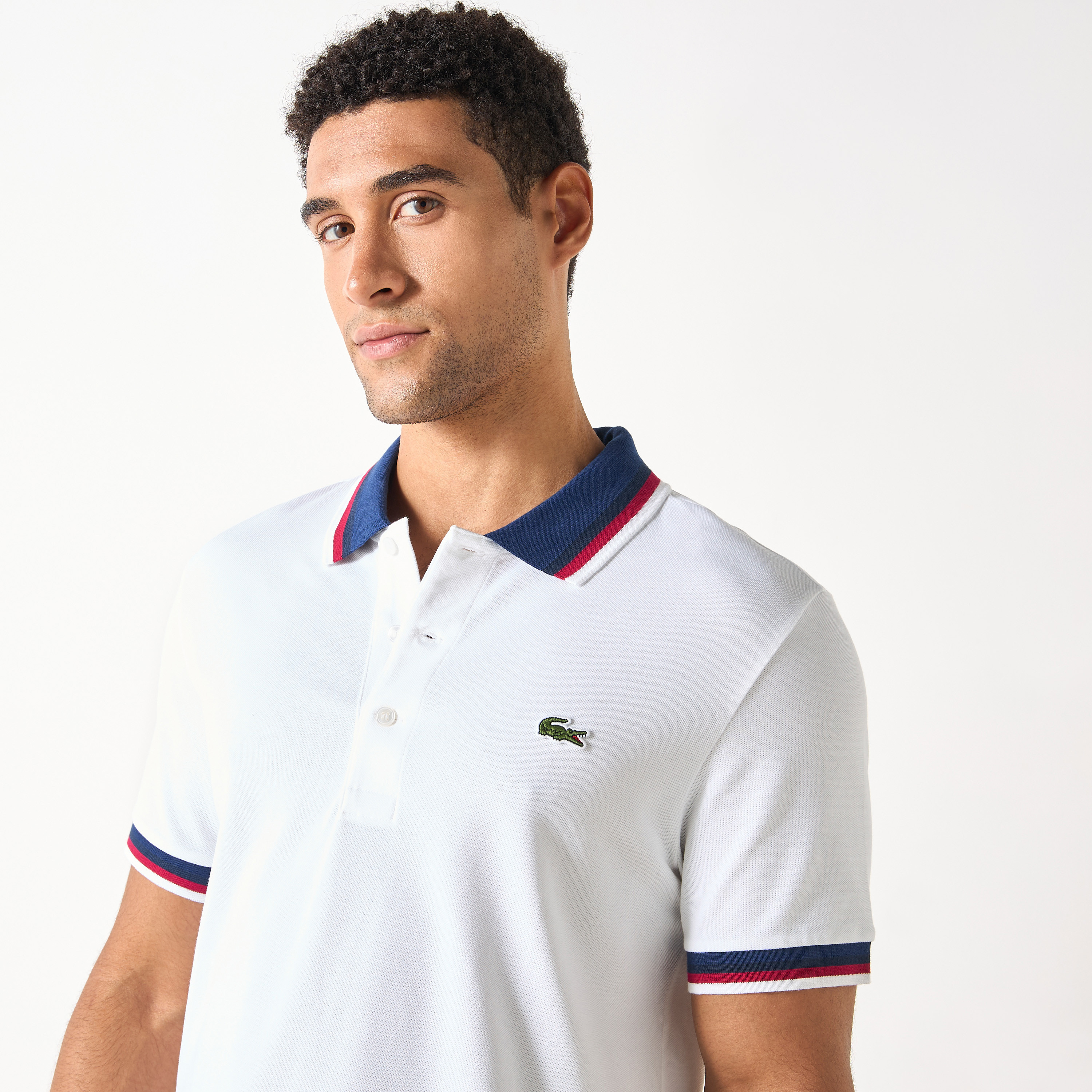 تيشيرت بولو بشعار وأكمام قصيرة من لاكوست-men-clothing-tshirtsandpolos-polos-image-4