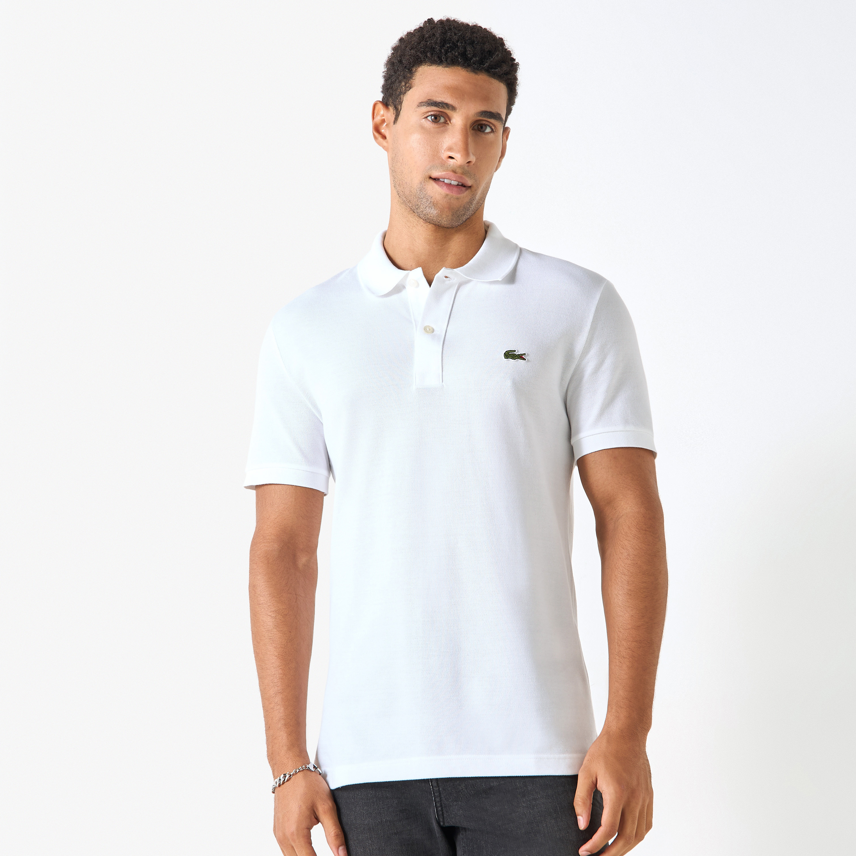 تيشيرت بولو بزخارف شعار وأكمام قصيرة من لاكوست-men-clothing-tshirtsandpolos-polos-image-1