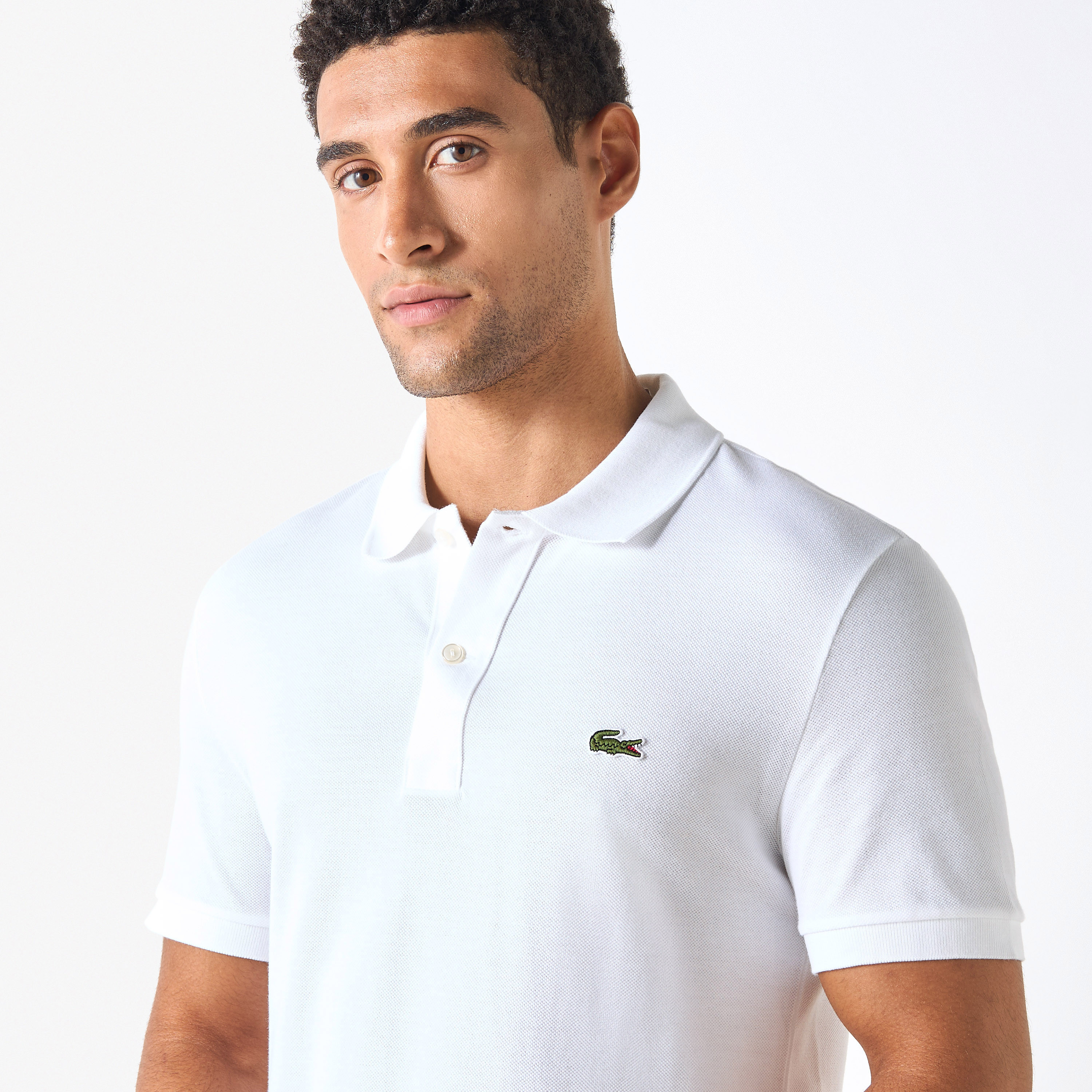 تيشيرت بولو بزخارف شعار وأكمام قصيرة من لاكوست-men-clothing-tshirtsandpolos-polos-image-4