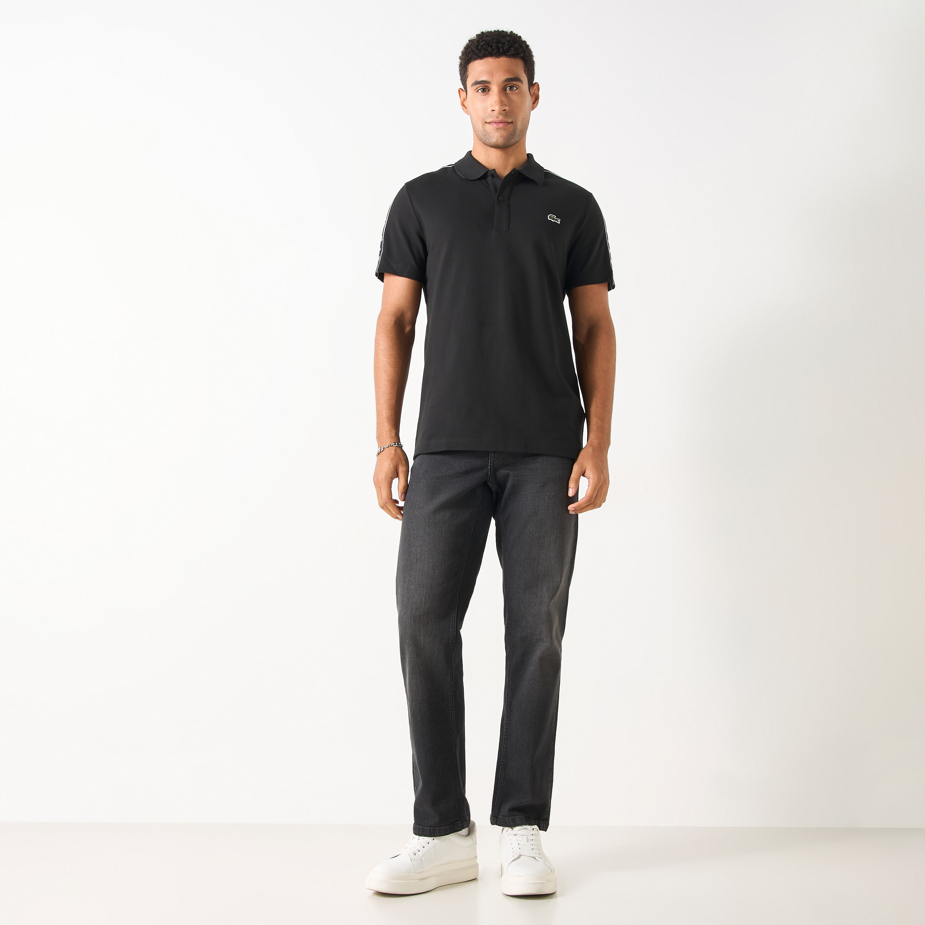 تيشيرت بولو بأكمام قصيرة وطبعات شعار من لاكوست-men-clothing-tshirtsandpolos-polos-image-2