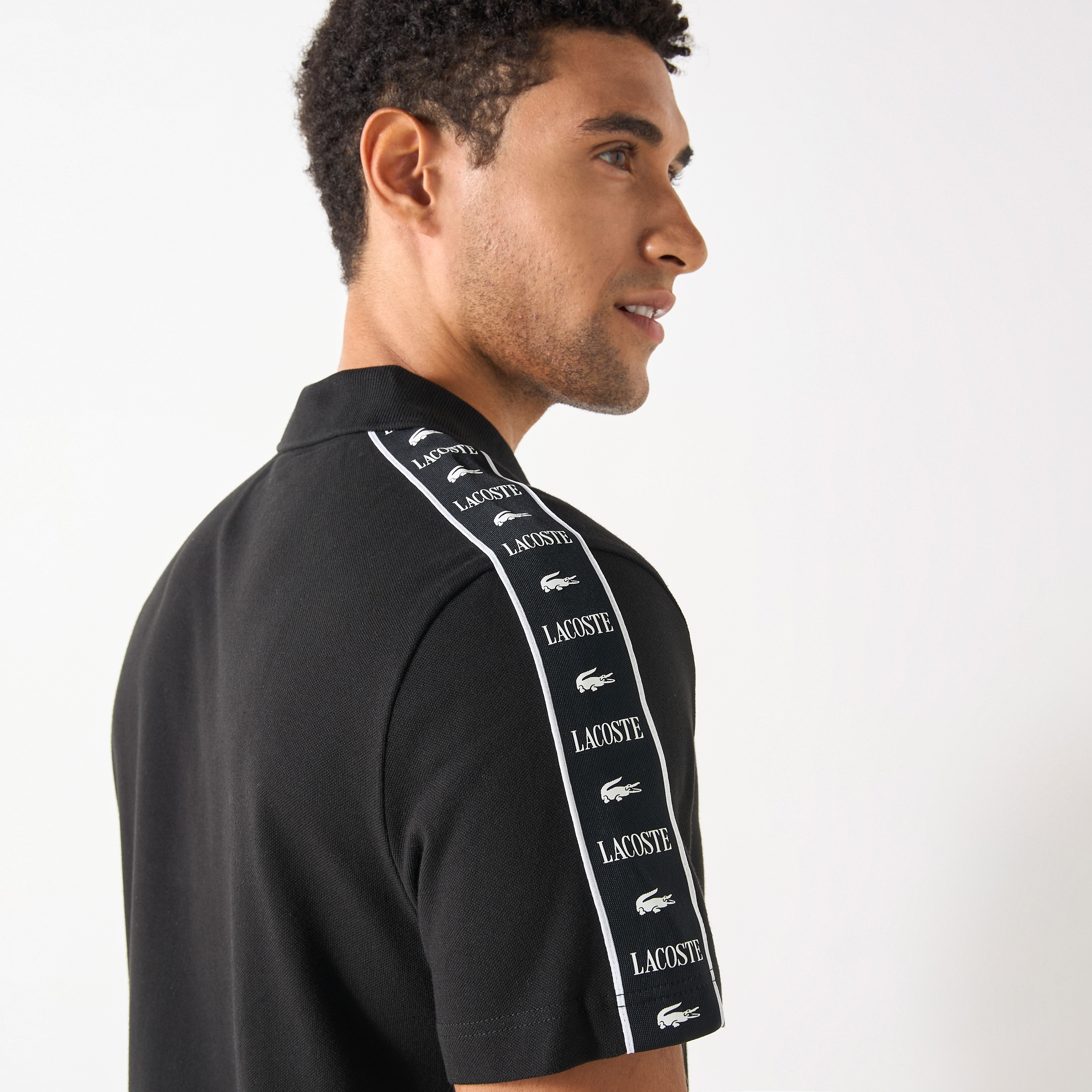 تيشيرت بولو بأكمام قصيرة وطبعات شعار من لاكوست-men-clothing-tshirtsandpolos-polos-image-3