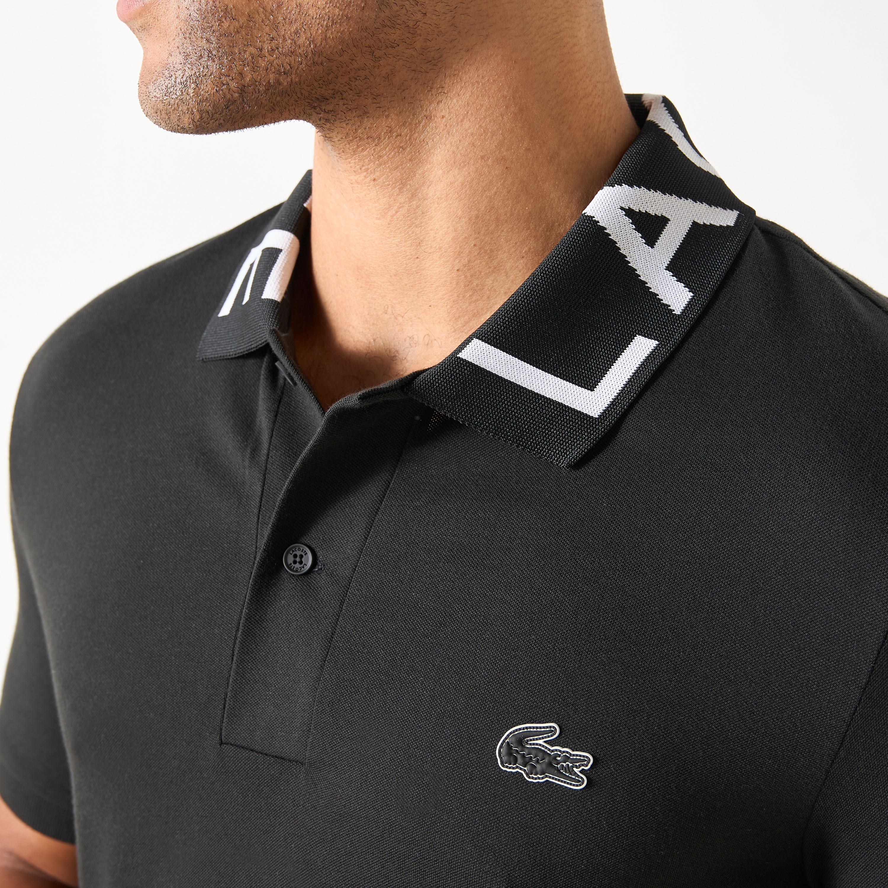 تيشيرت بولو بأكمام قصيرة وطبعات شعار من لاكوست-men-clothing-tshirtsandpolos-polos-image-3