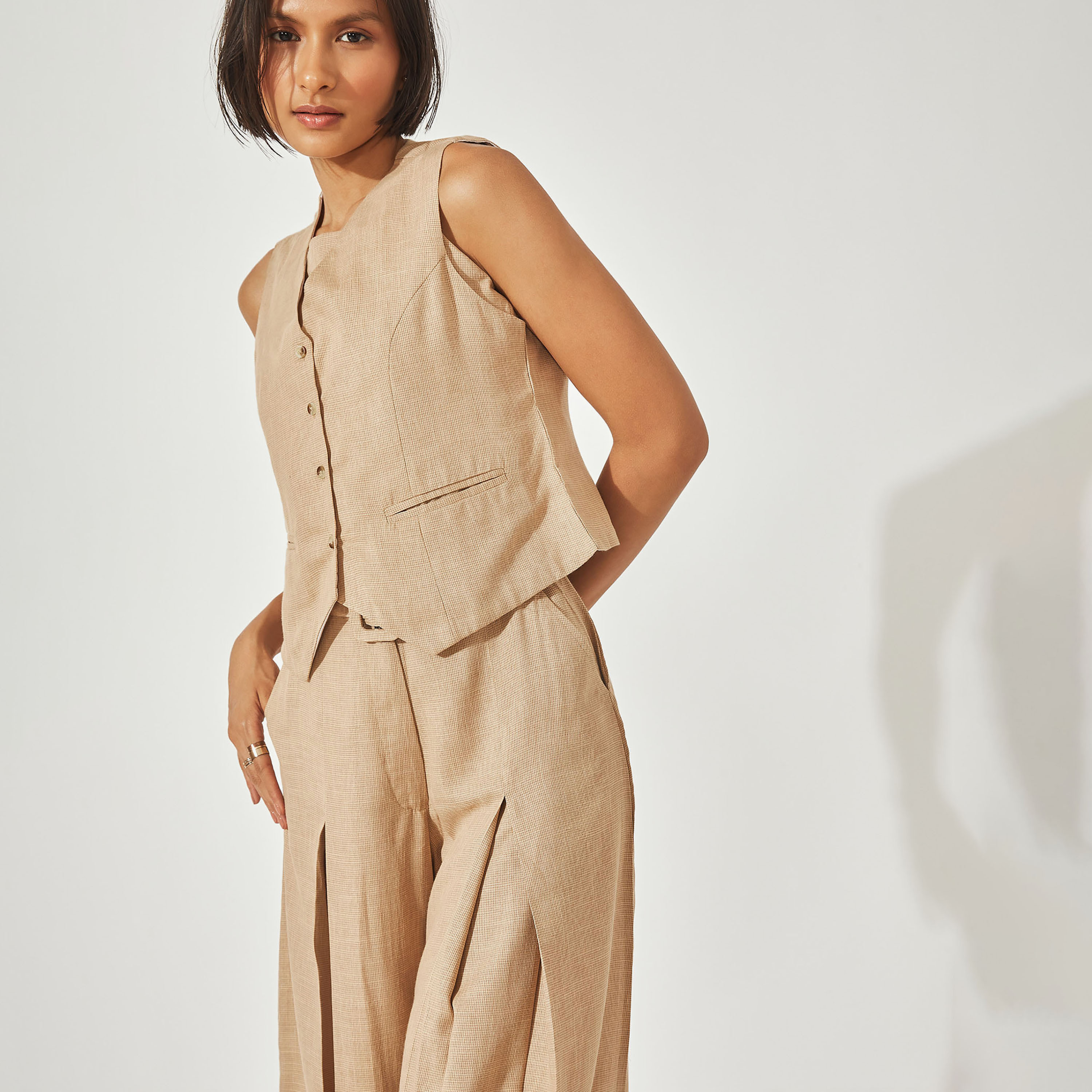 صدرية بلا أكمام وياقة على شكل وى من ليبل أوف لايف-women-winterwear-coatsandjackets-coats-image-3