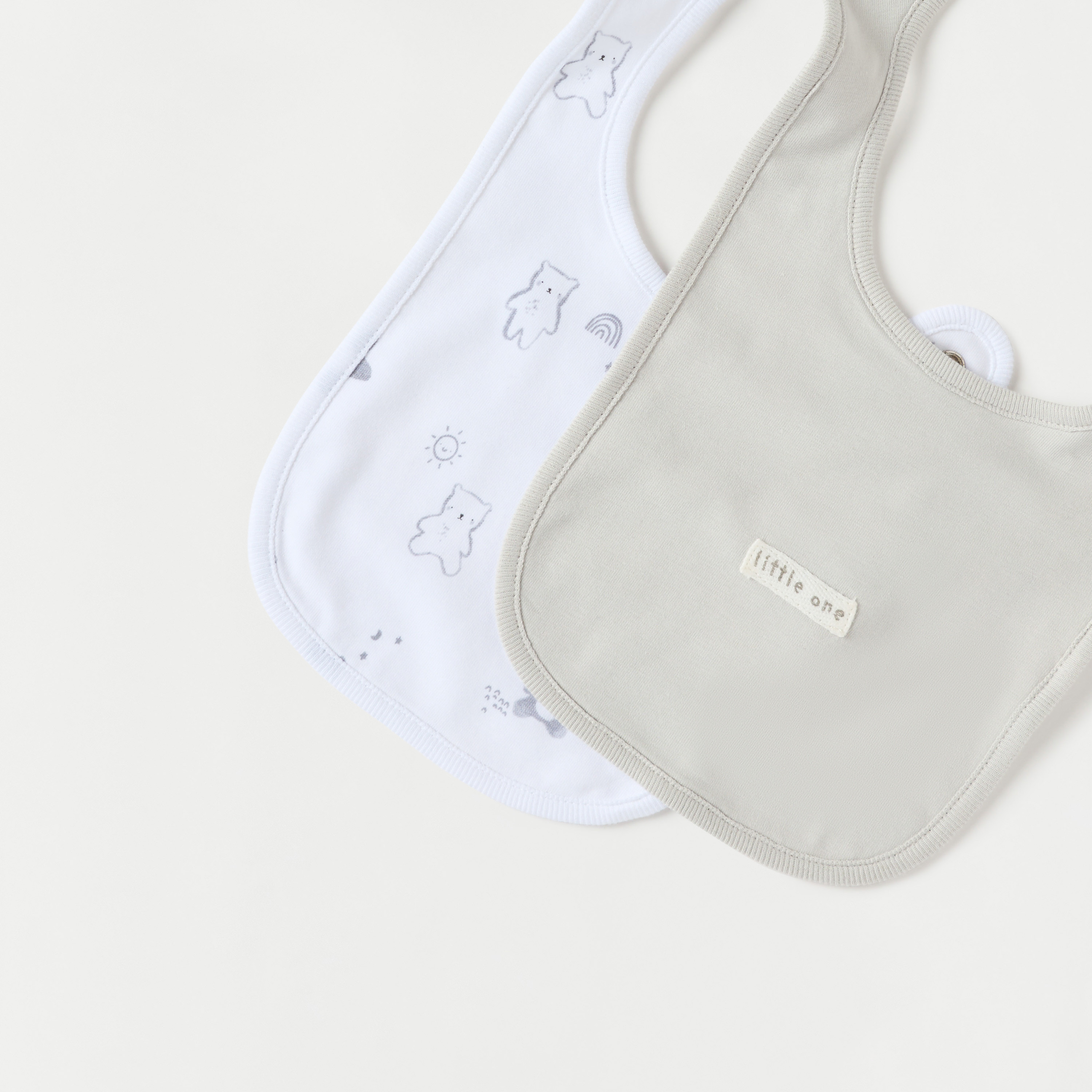 مرايل متنوعة بزر إغلاق كبّاس من جونيورز - طقم من قطعتين-baby-feeding-bibs-image-4