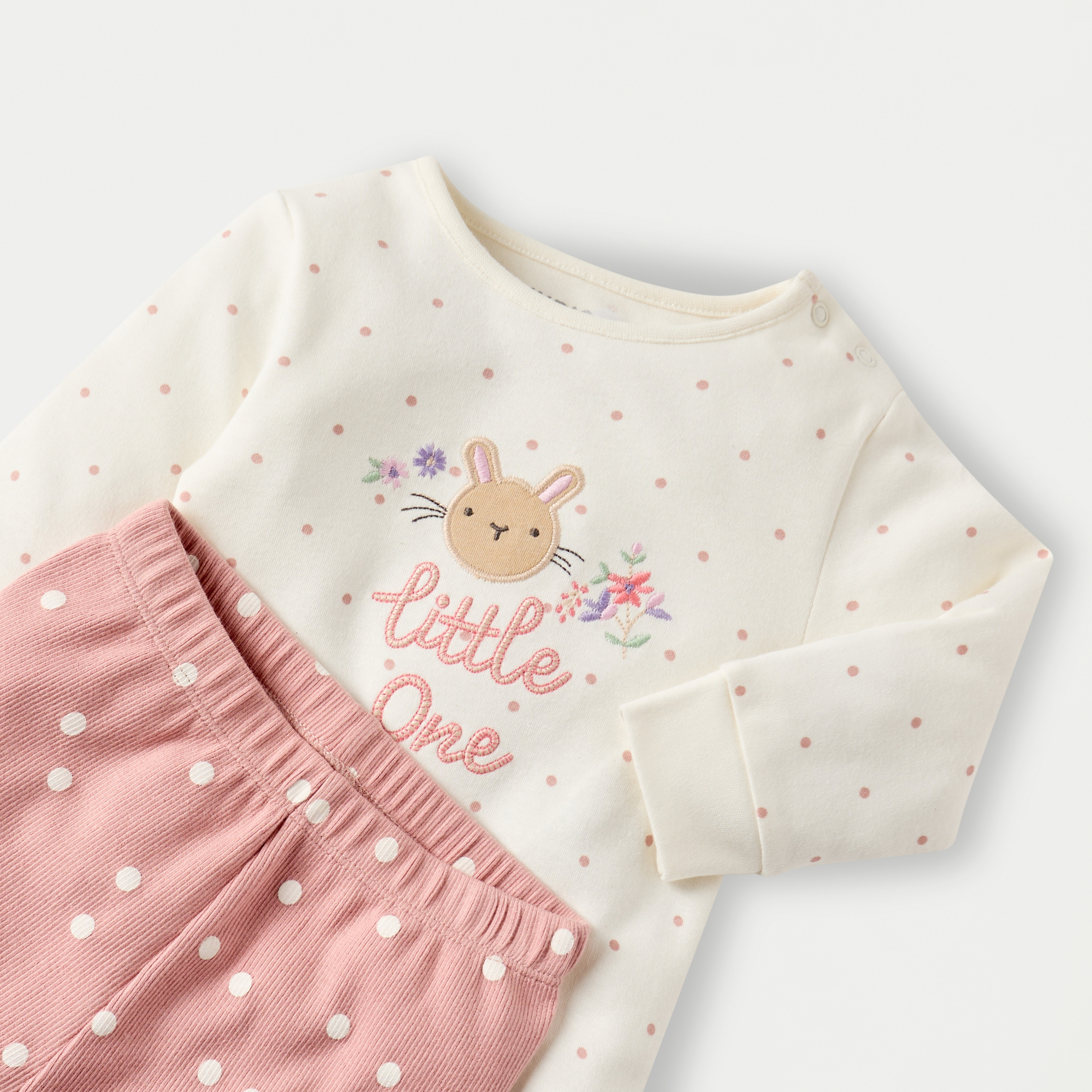 طقم بنطلون بيجاما بخصر مطاطي وتيشيرت بأكمام طويلة وزخارف أرنب من جونيورز-promo_babyshop_Buy3for99_KSA130126-image-4
