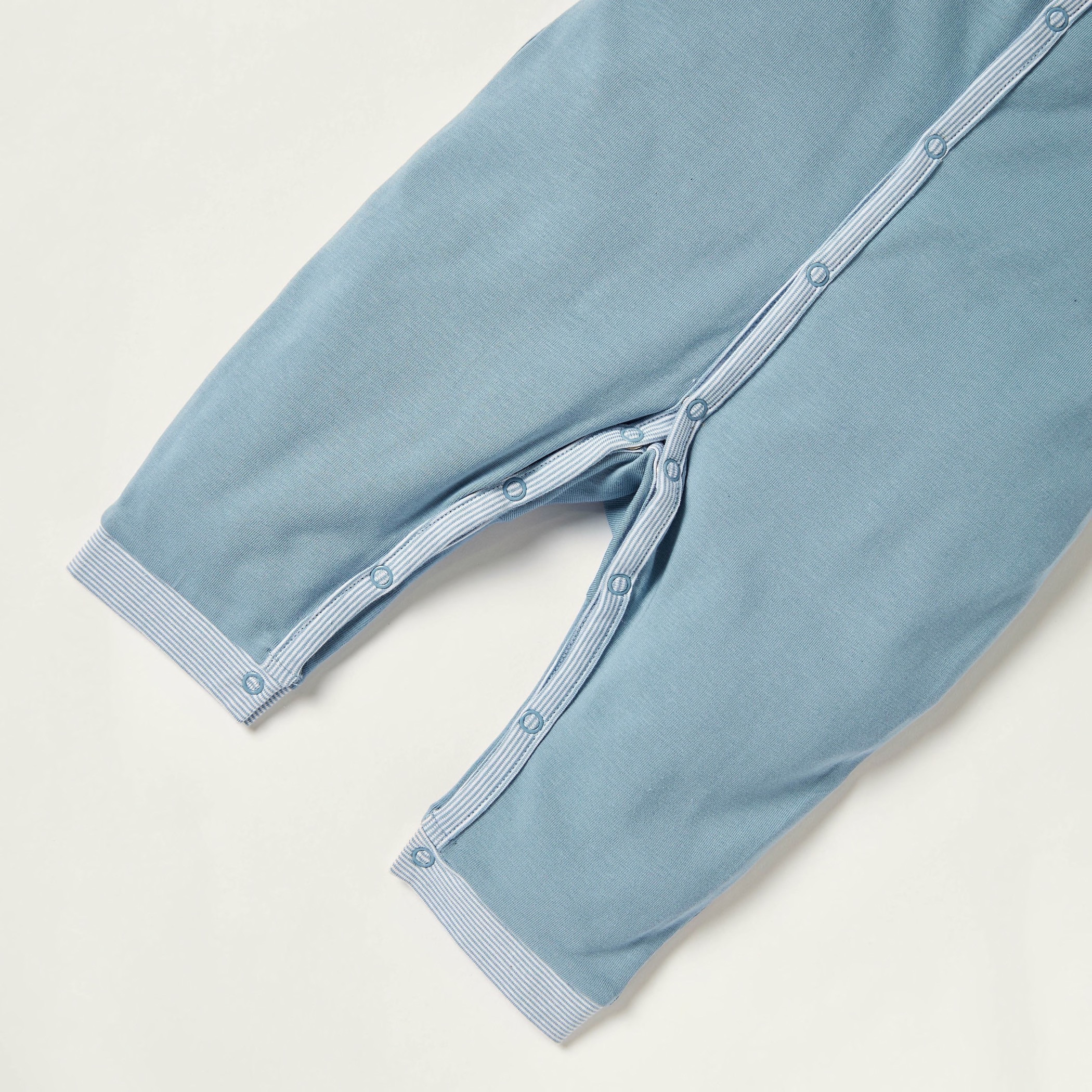 Juniors Solid Romper with Long Sleeves and Button Closure-baby-boys-clothing-nightwear-sleepsuits-image-4