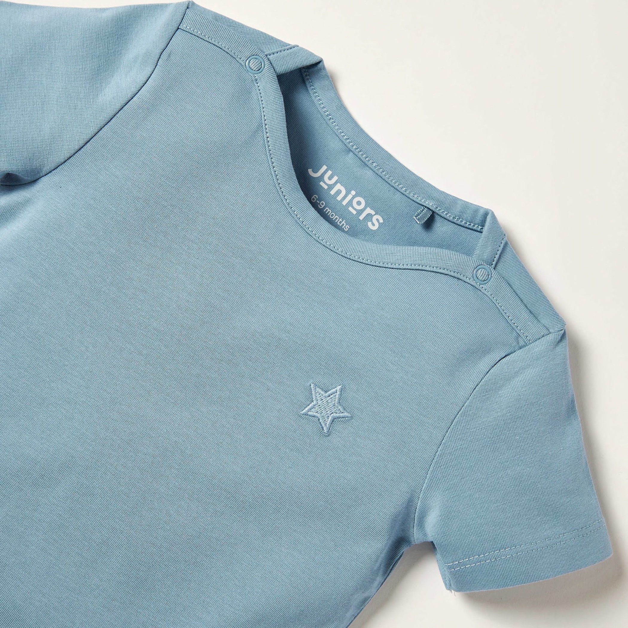 تيشيرت مطرز بأكمام قصيرة وأزرار إغلاق من جونيورز-baby-boys-clothing-tshirtsandpolos-image-2